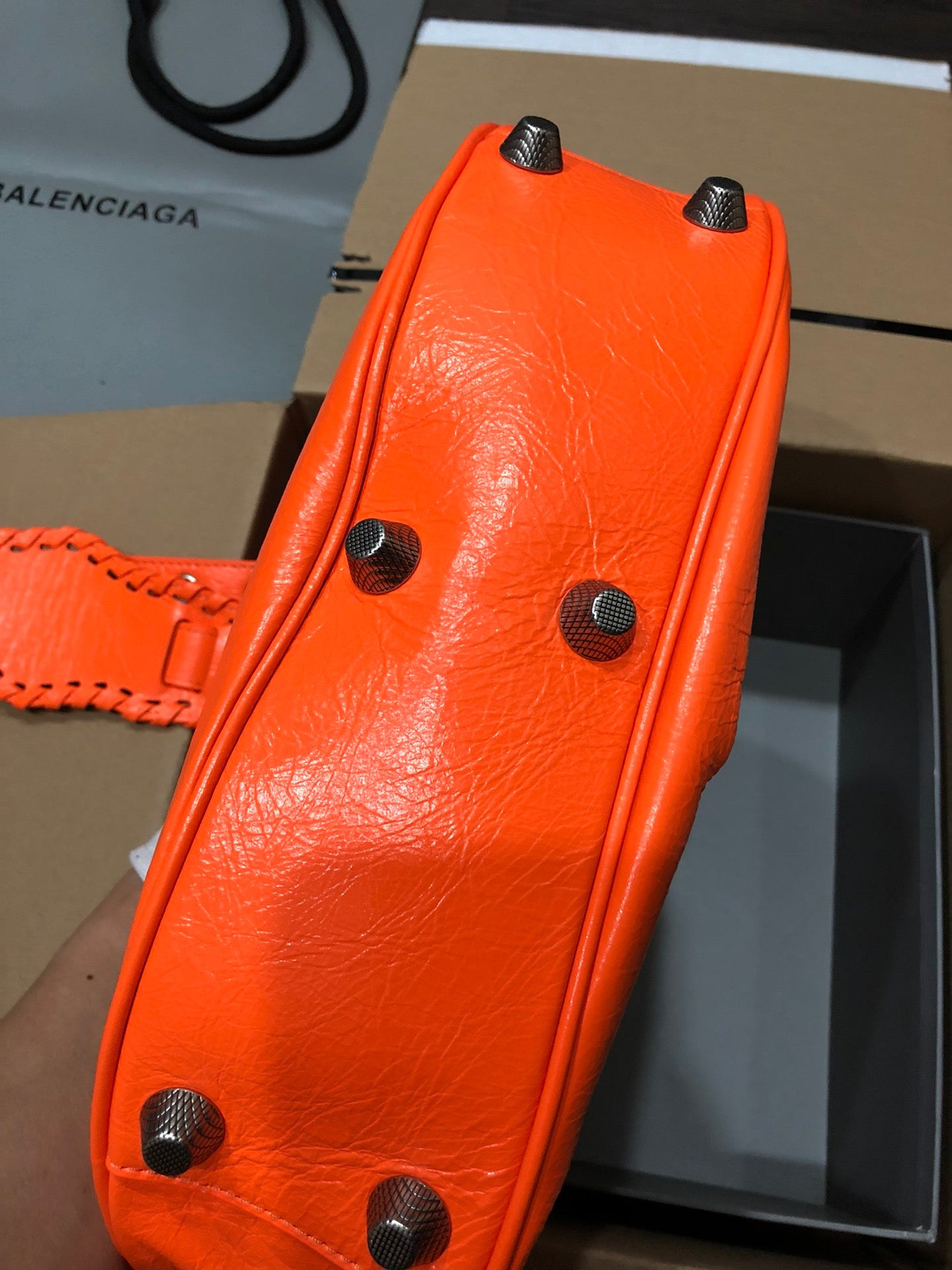 Half-crescent underarm pack