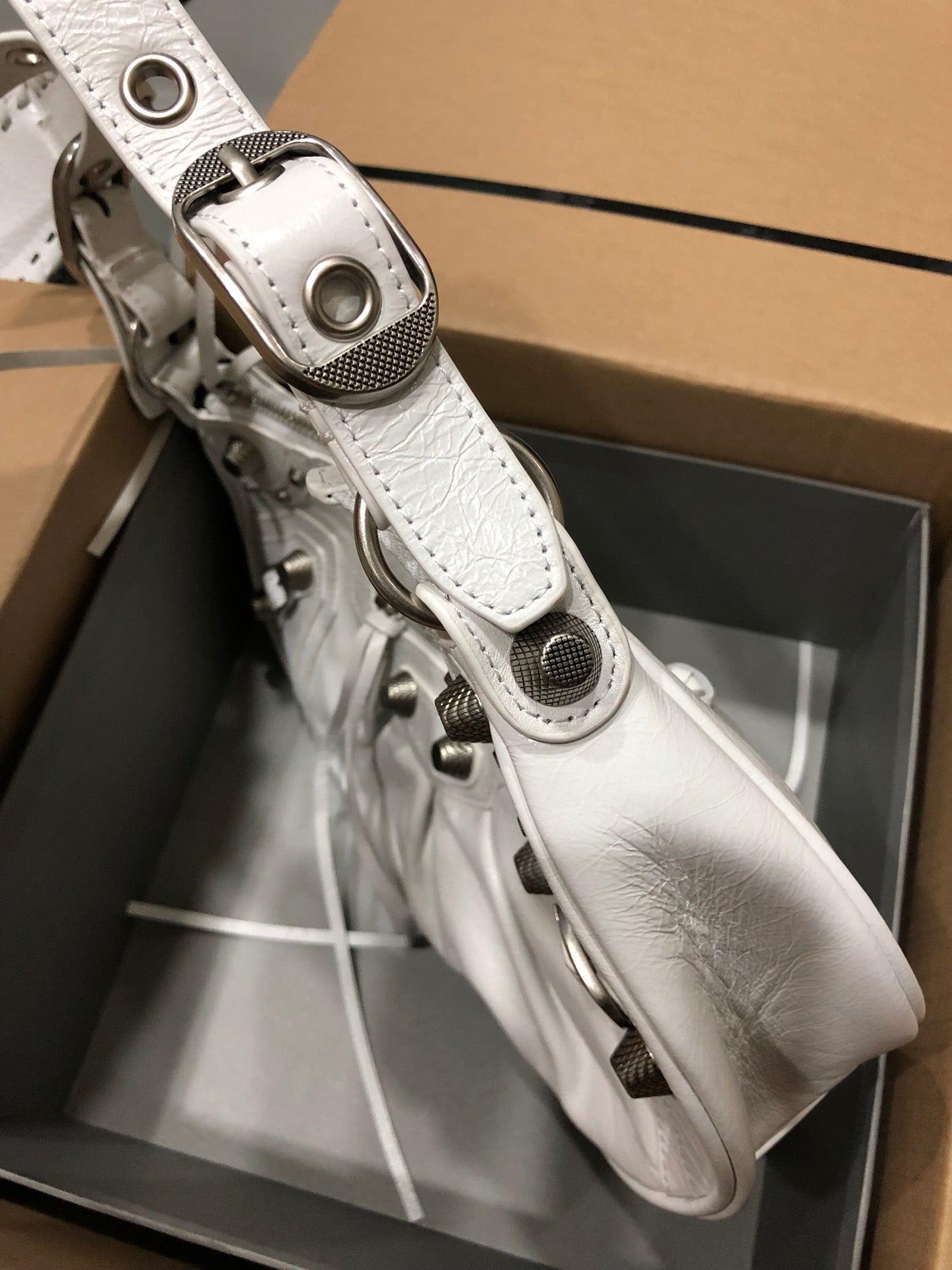 Half-crescent underarm pack