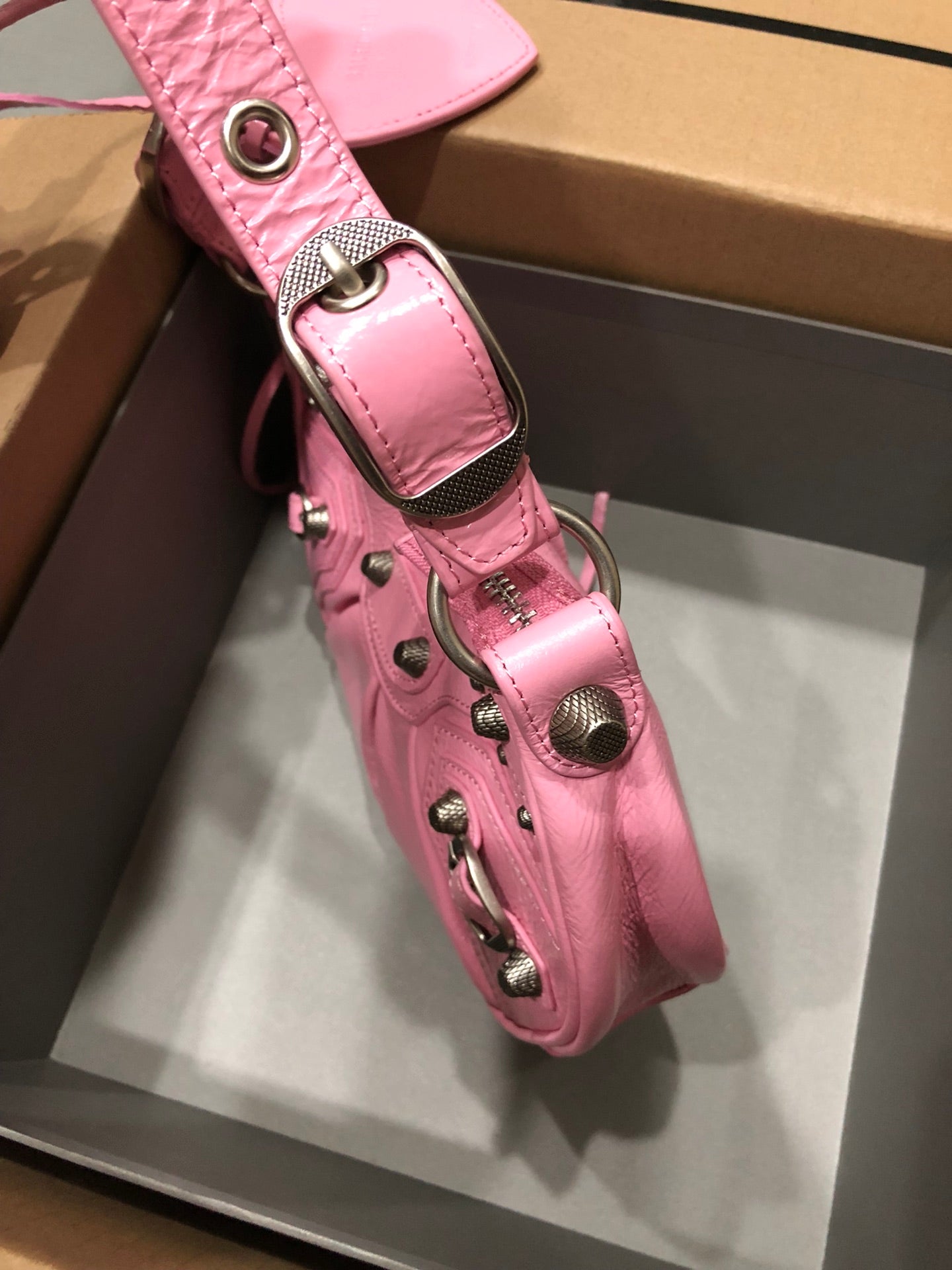 Half-crescent underarm pack