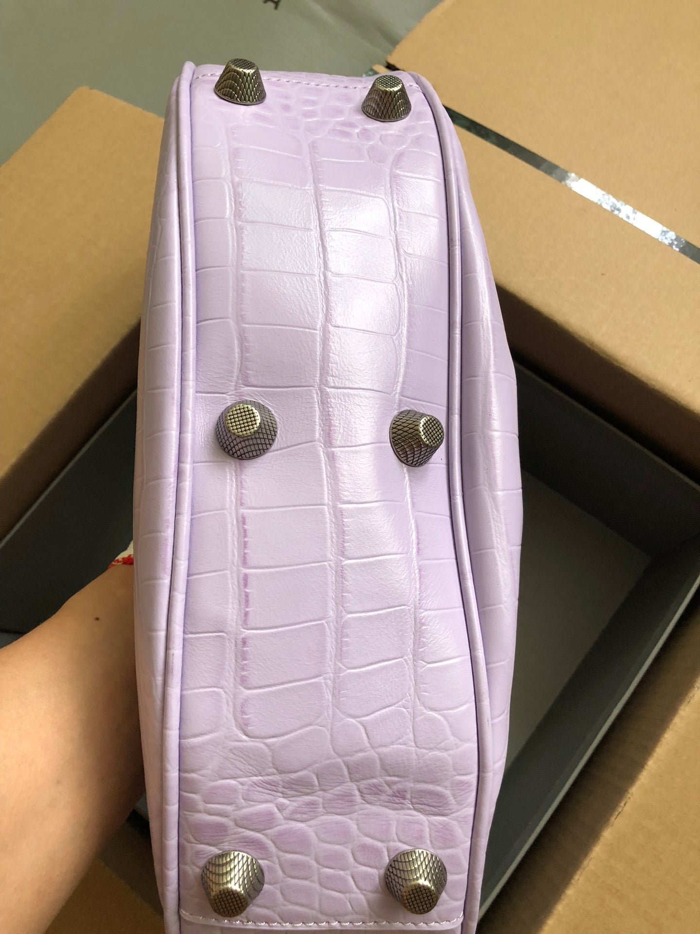 Half-crescent underarm pack