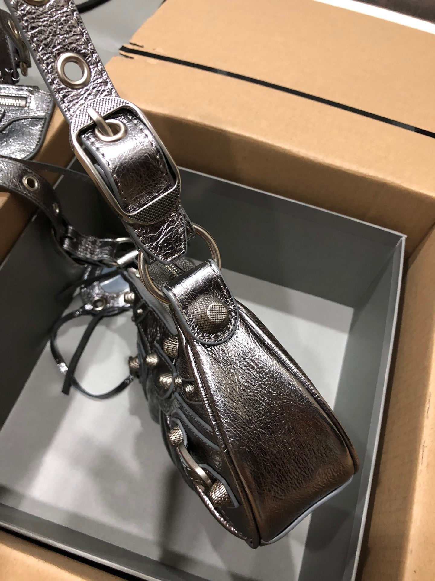 Half-crescent underarm pack