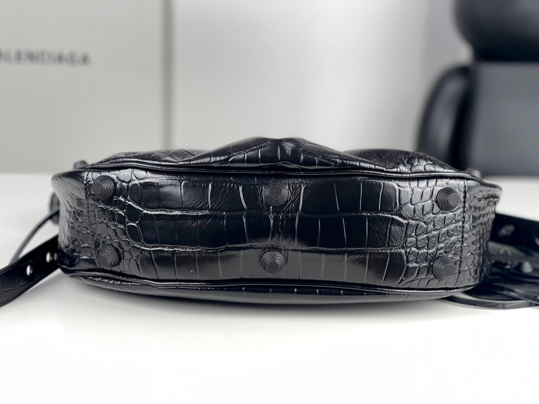 Half-crescent underarm pack