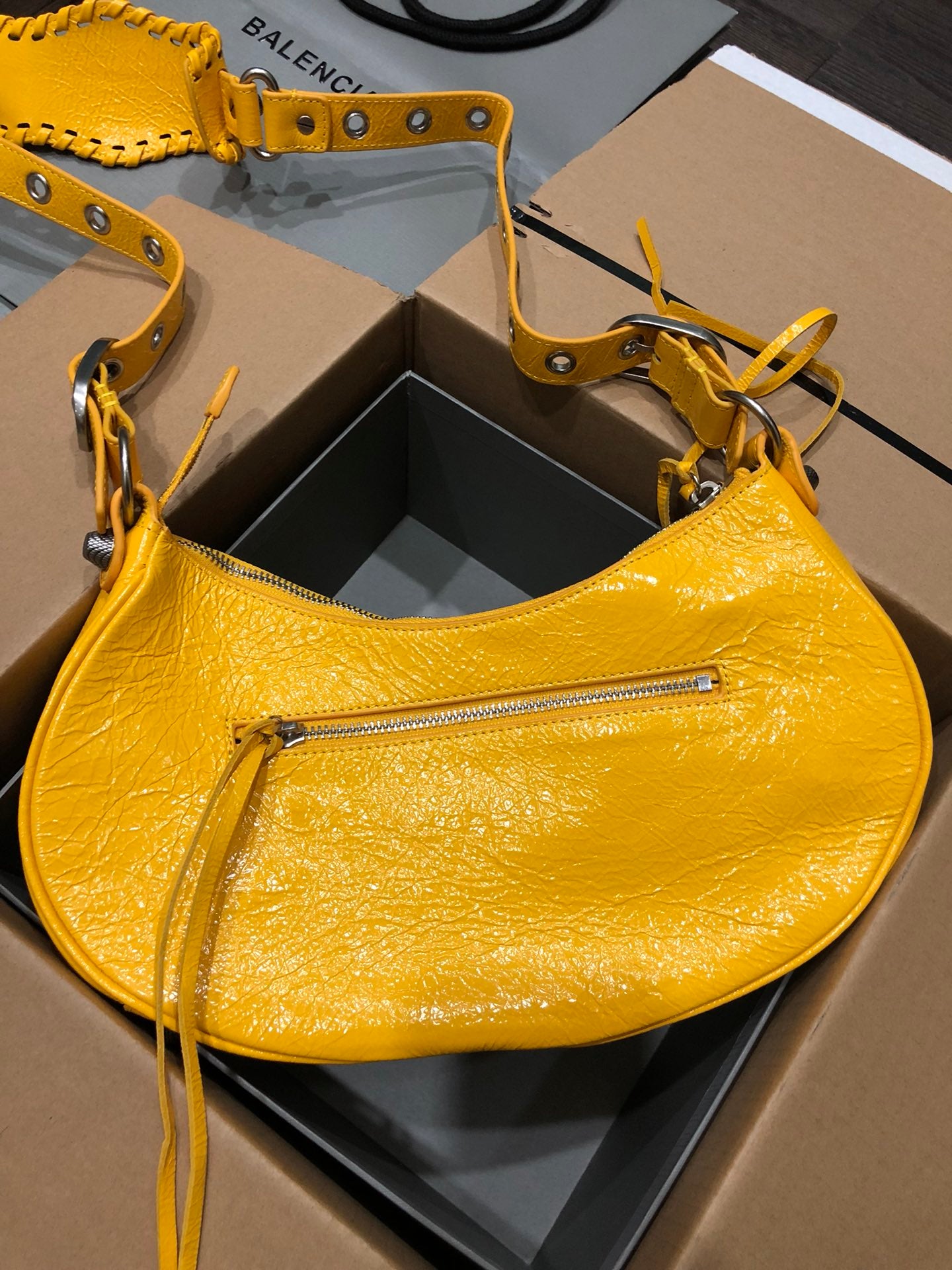 Half-crescent underarm pack