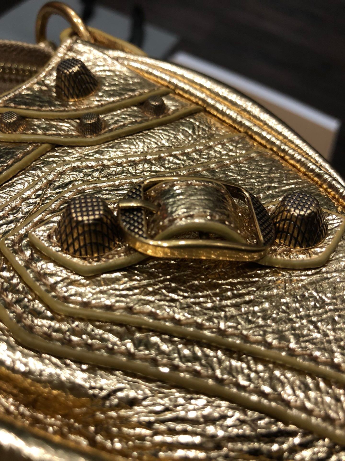 Half-crescent underarm pack