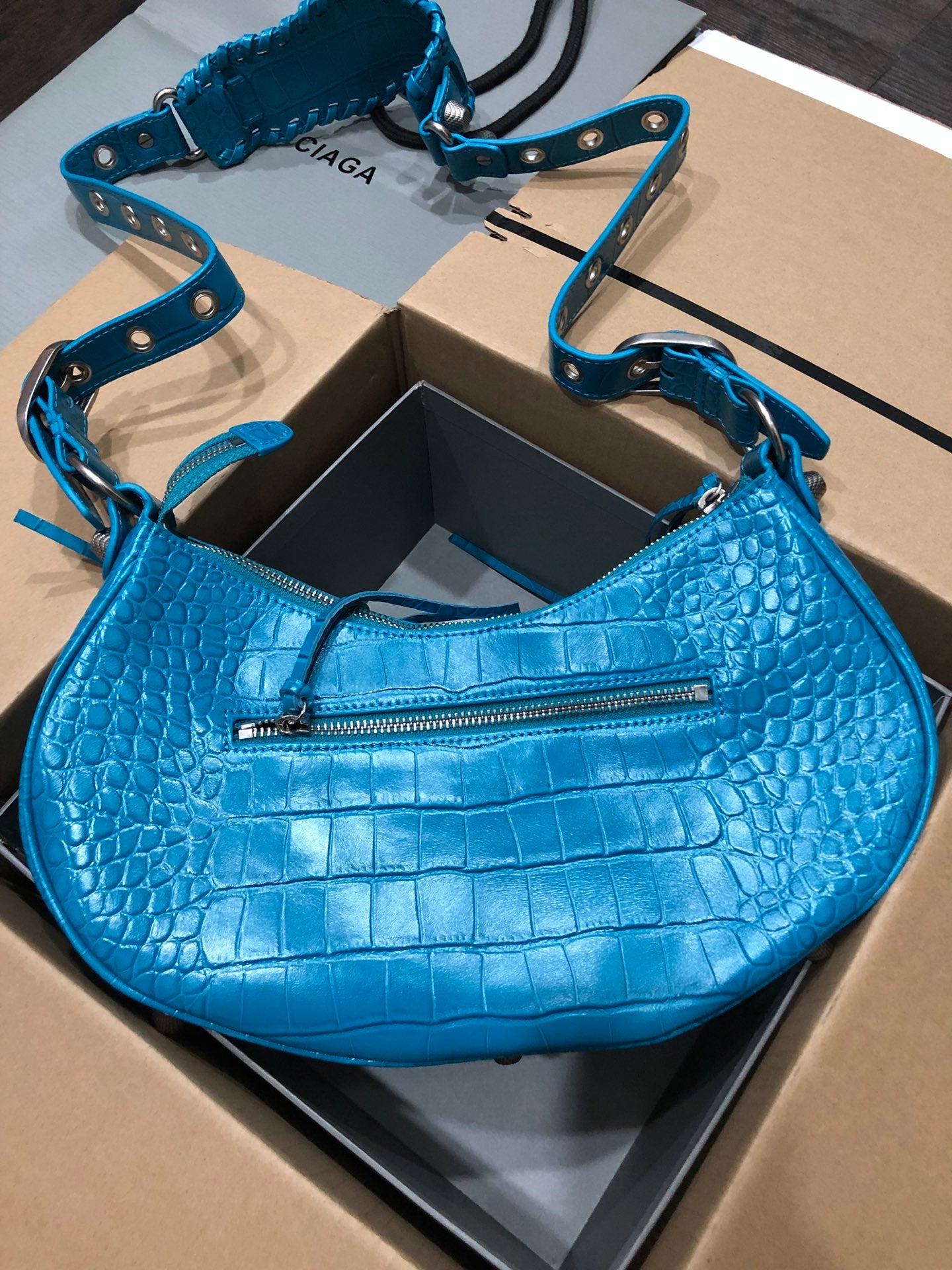 Half-crescent underarm pack