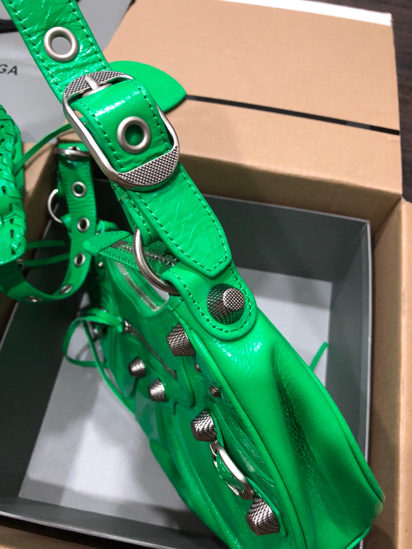 Half-crescent underarm pack