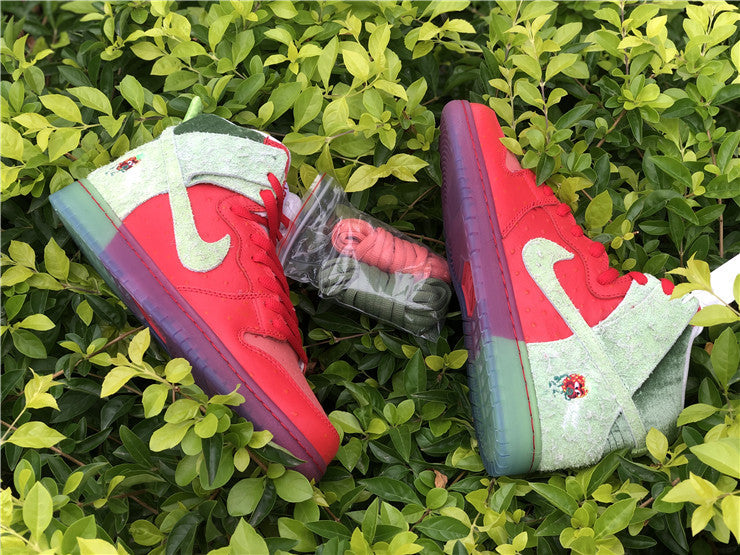 Nike Dunk High Strawberry Cough