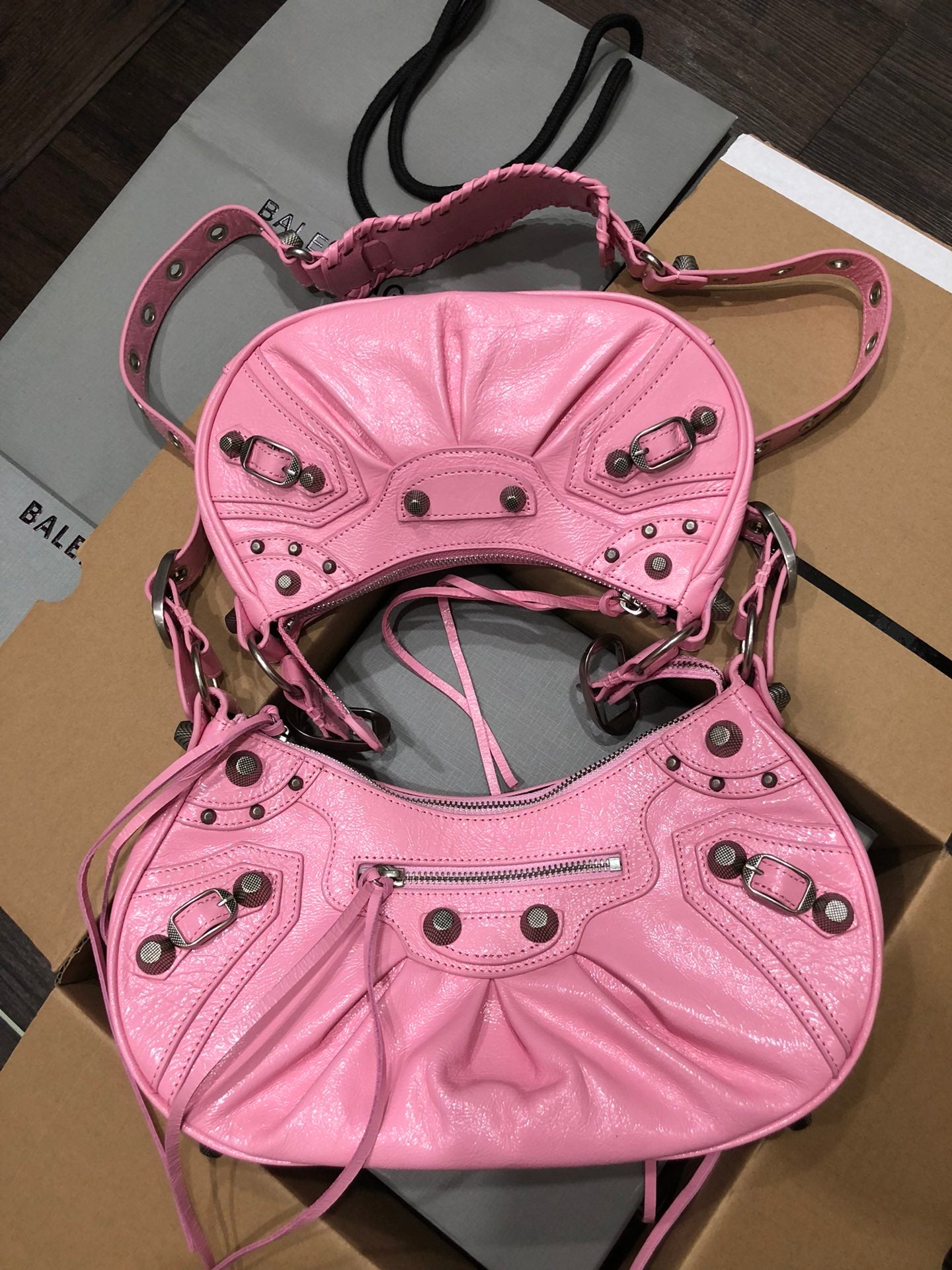 Half-crescent underarm pack