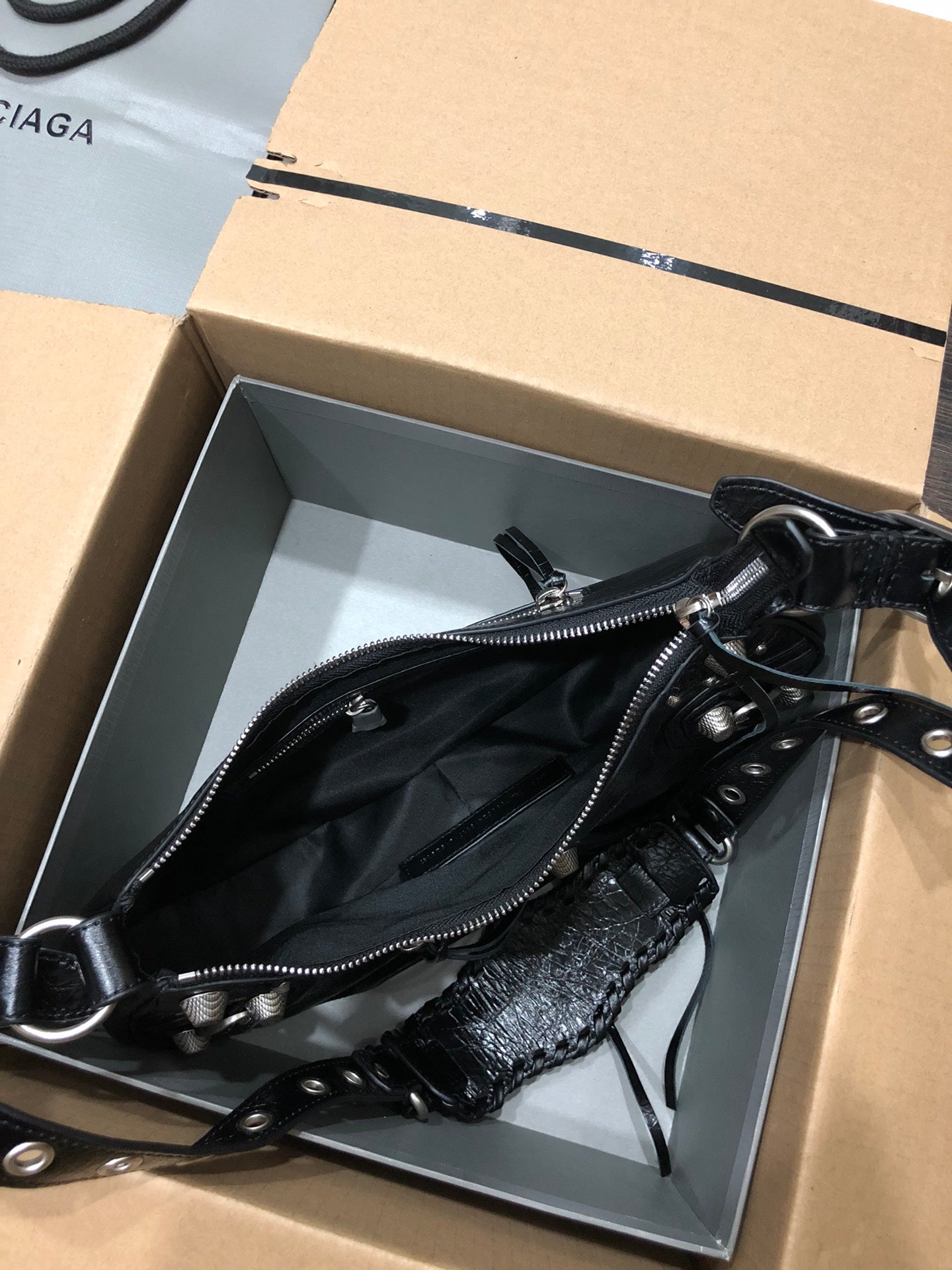 Half-crescent underarm pack