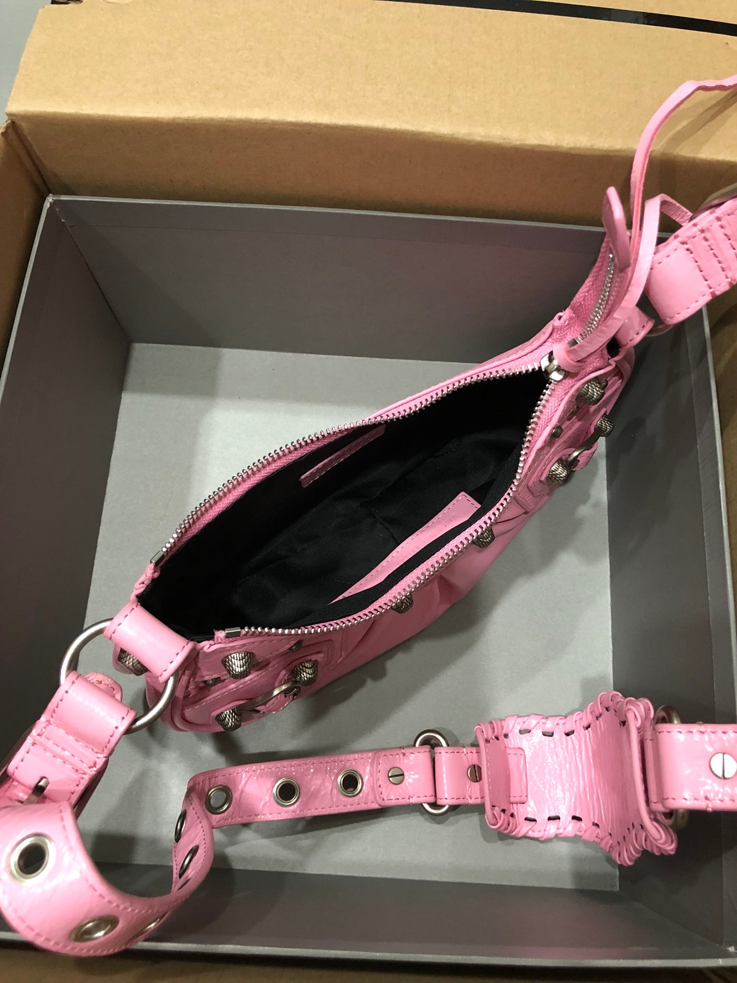 Half-crescent underarm pack