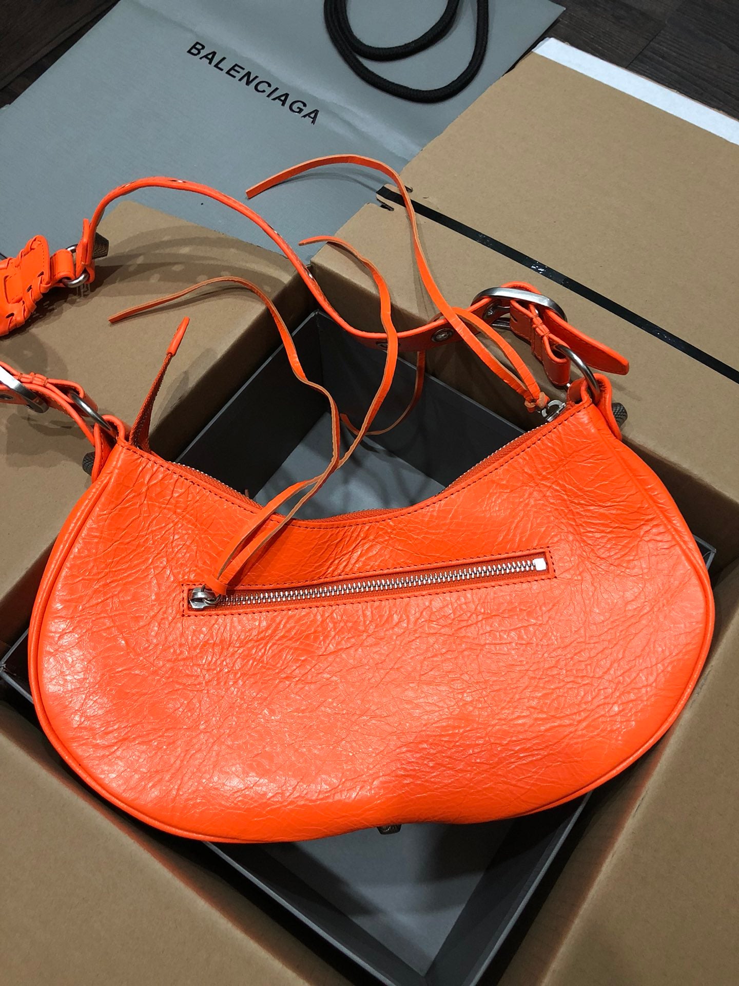 Half-crescent underarm pack