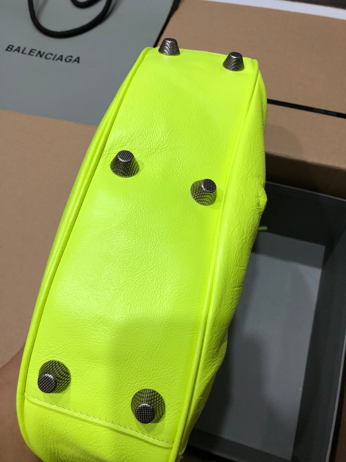 Half-crescent underarm pack