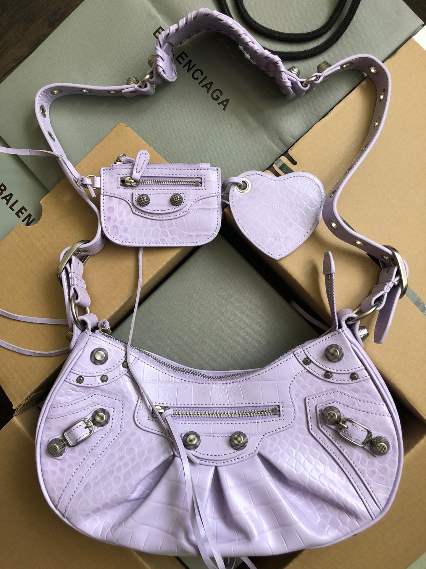 Half-crescent underarm pack