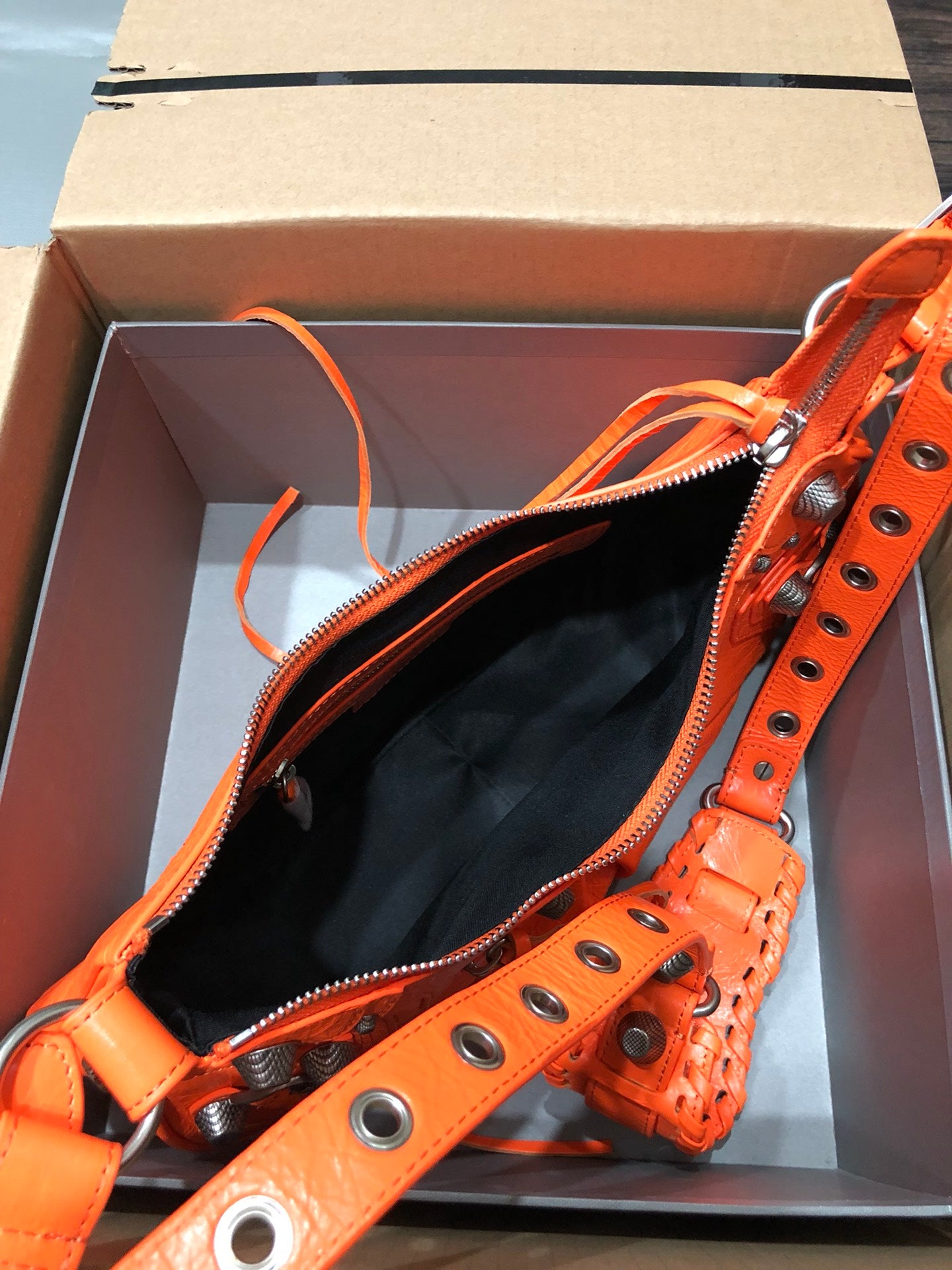 Half-crescent underarm pack