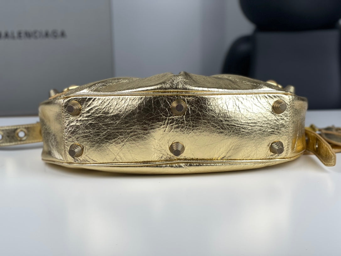 Half-crescent underarm pack