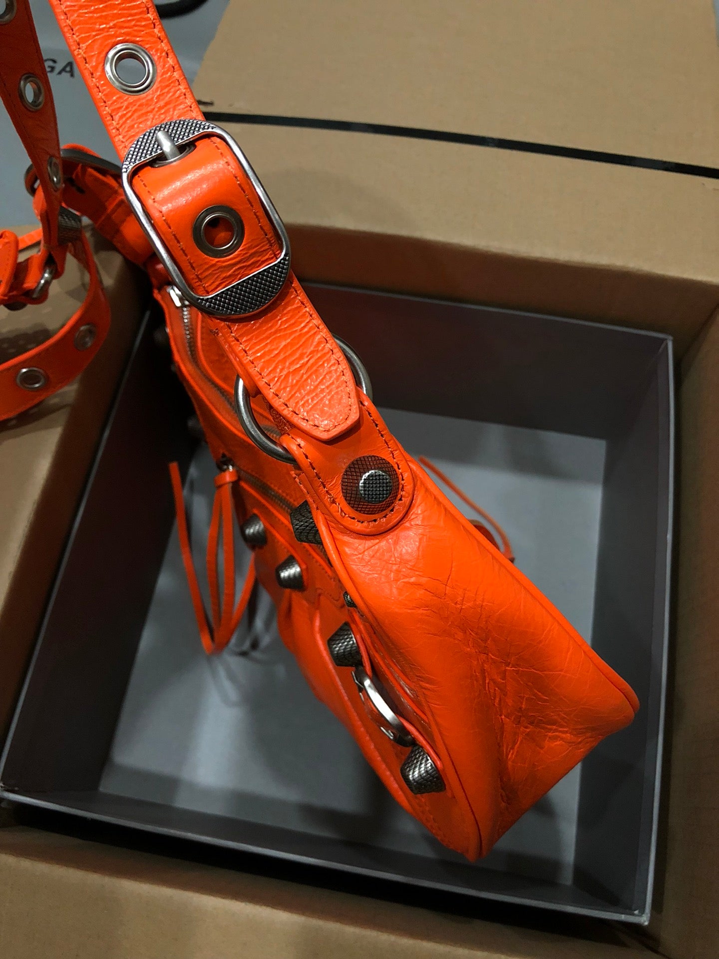 Half-crescent underarm pack