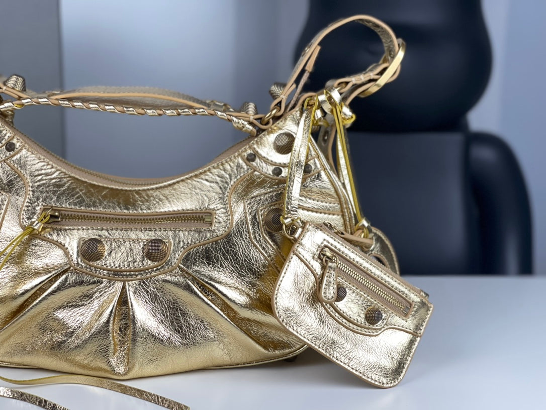 Half-crescent underarm pack