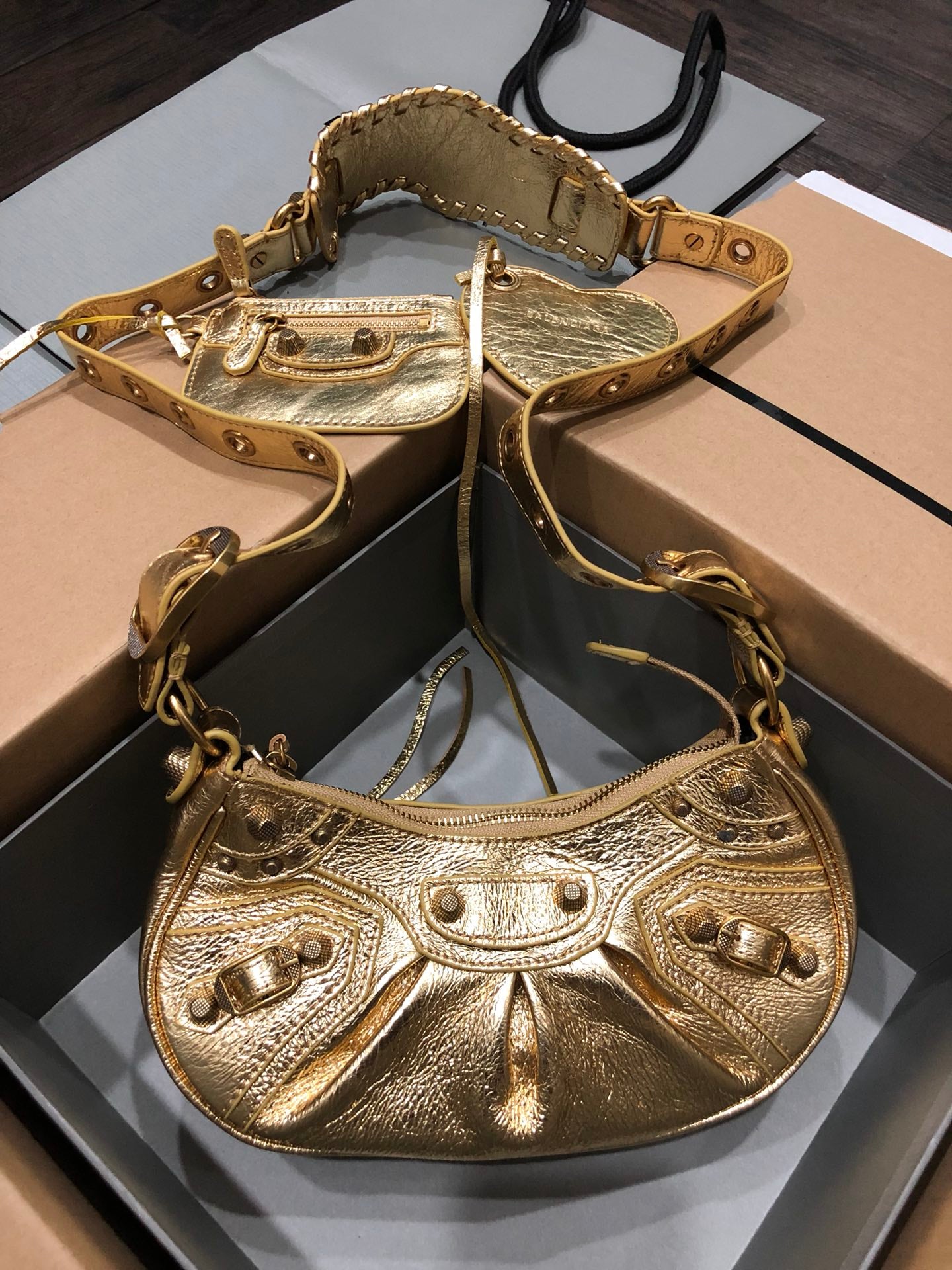 Half-crescent underarm pack