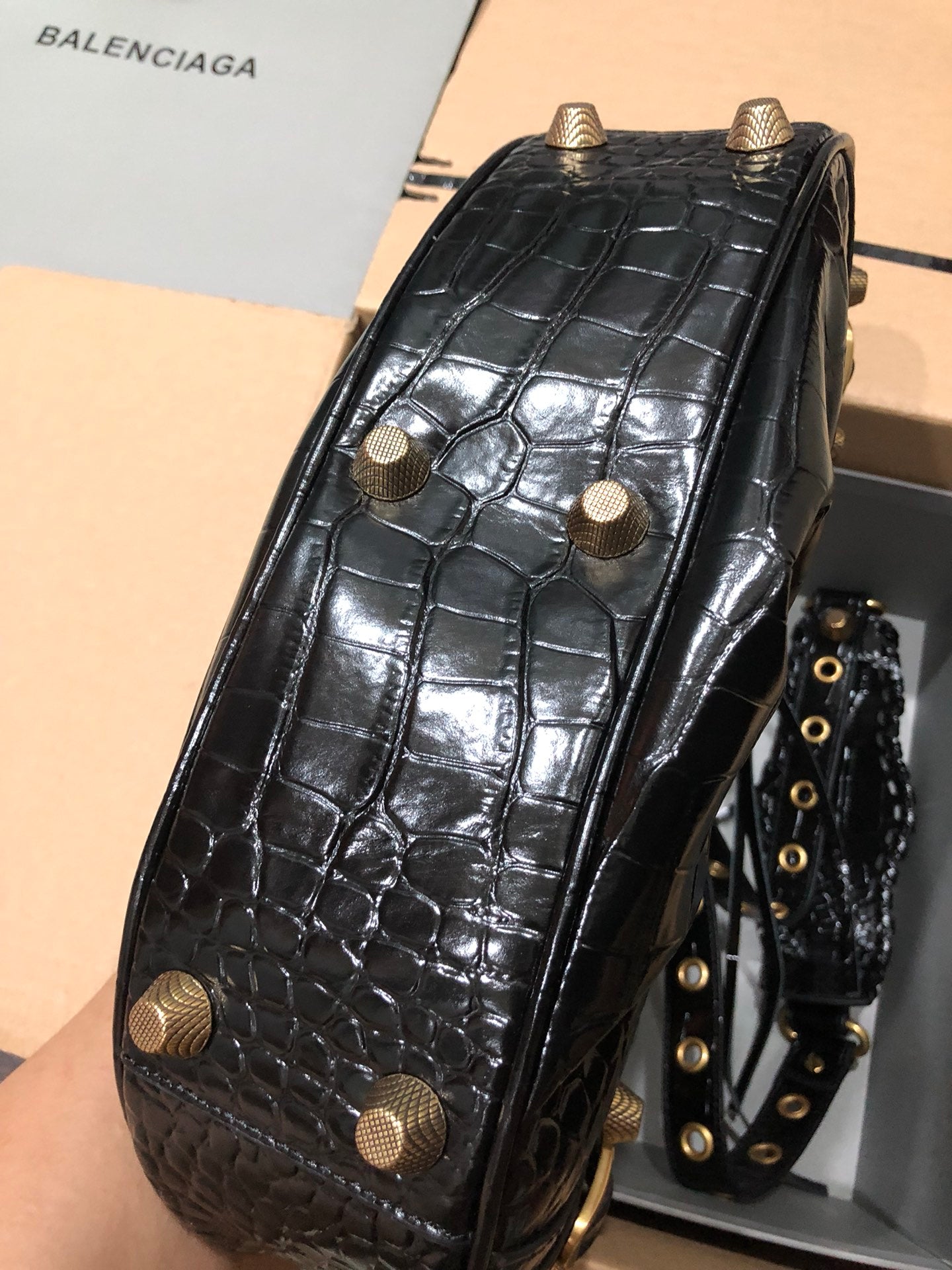 Half-crescent underarm pack