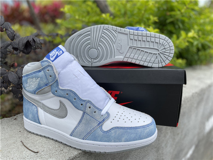 Air Jordan 1 Retro High Hyper Royal Smoke Grey