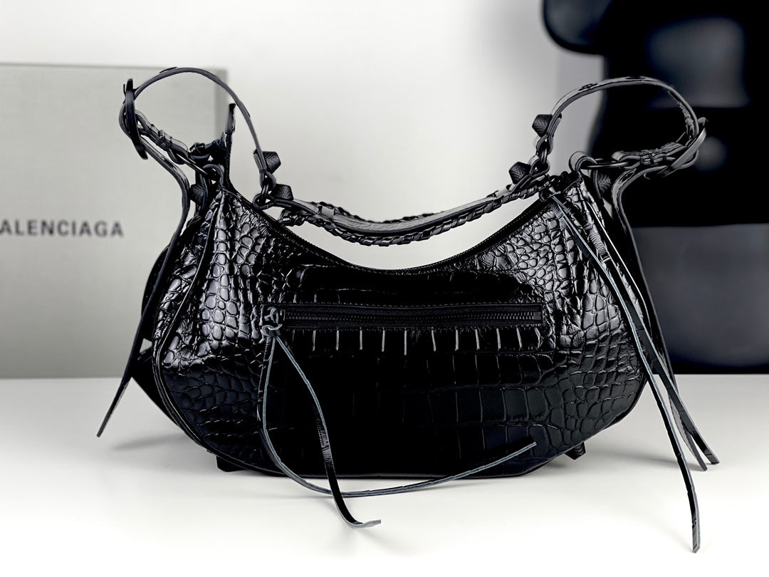 Half-crescent underarm pack