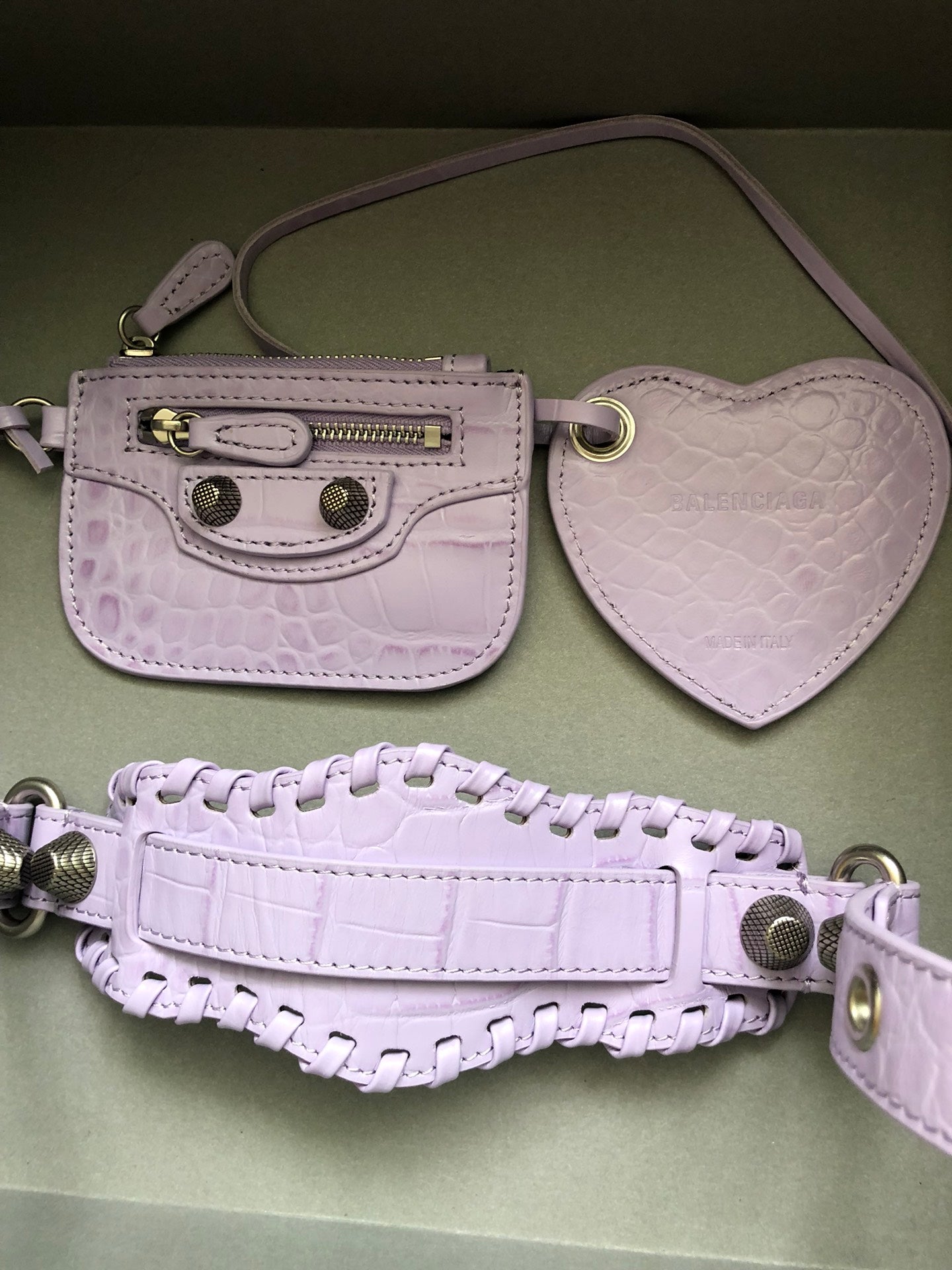 Half-crescent underarm pack