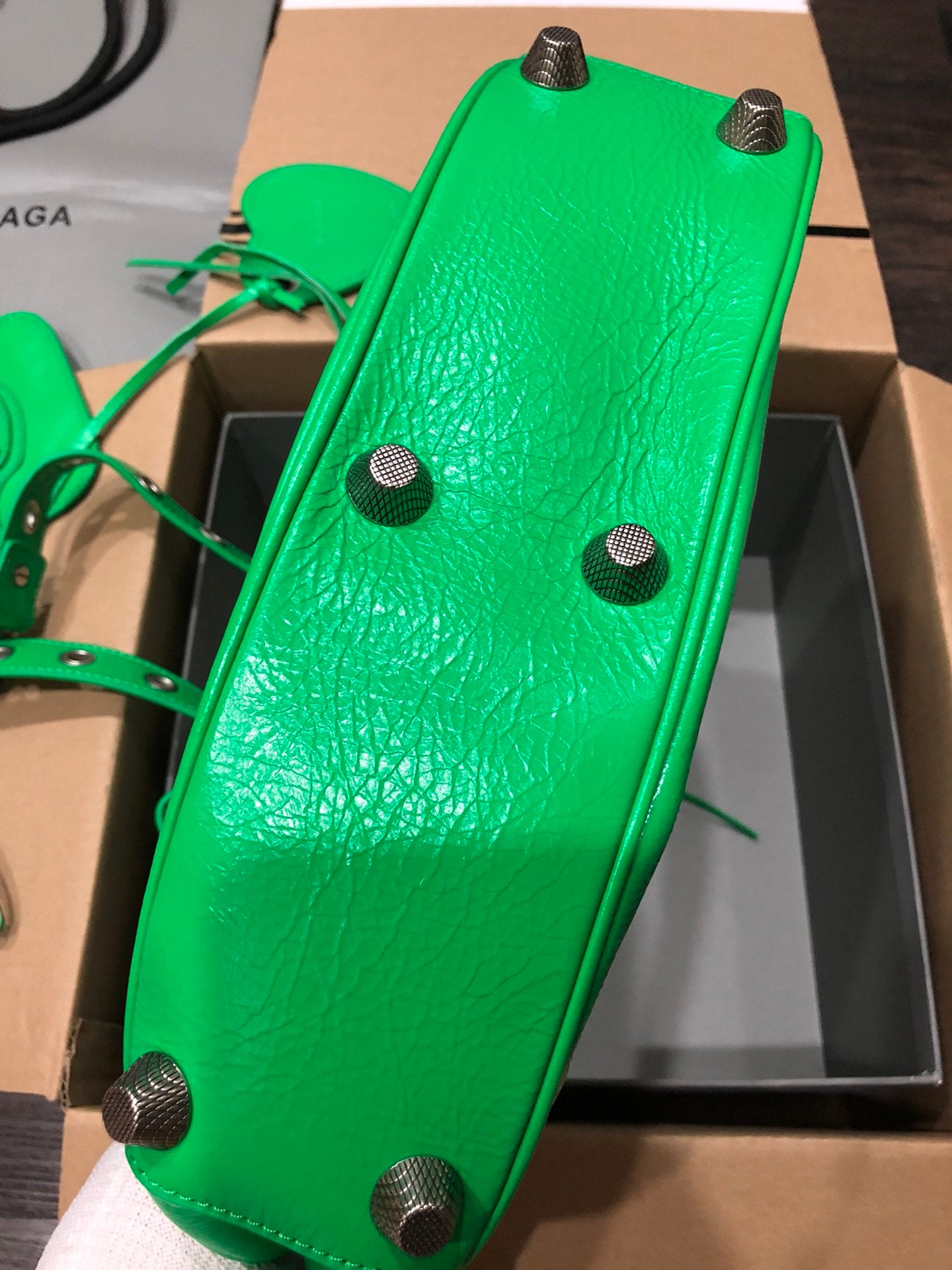 Half-crescent underarm pack