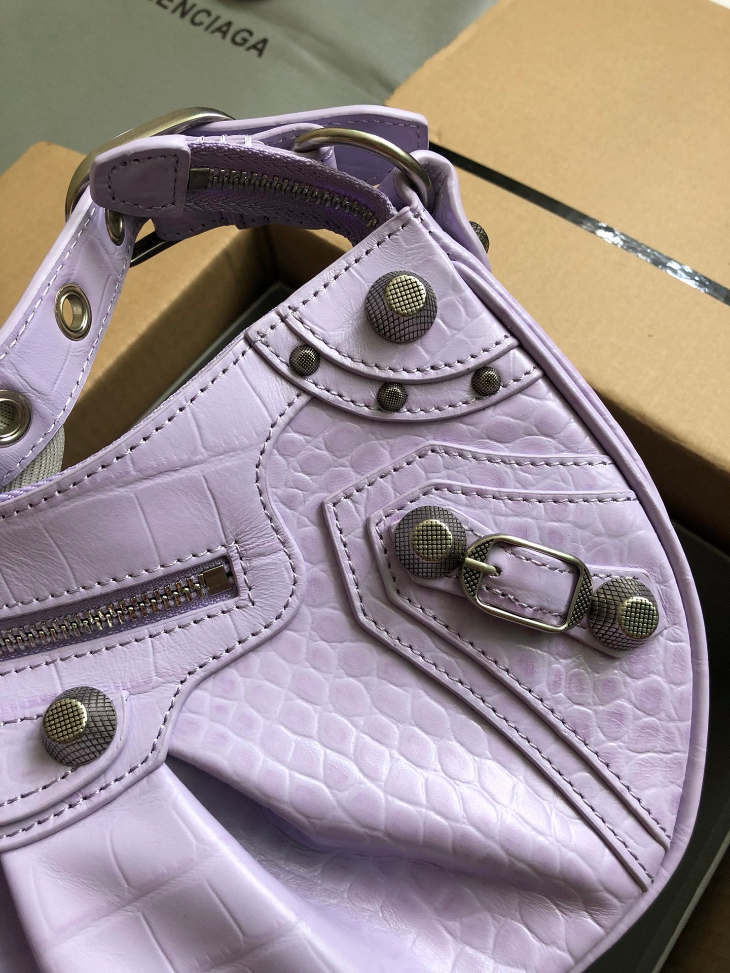 Half-crescent underarm pack