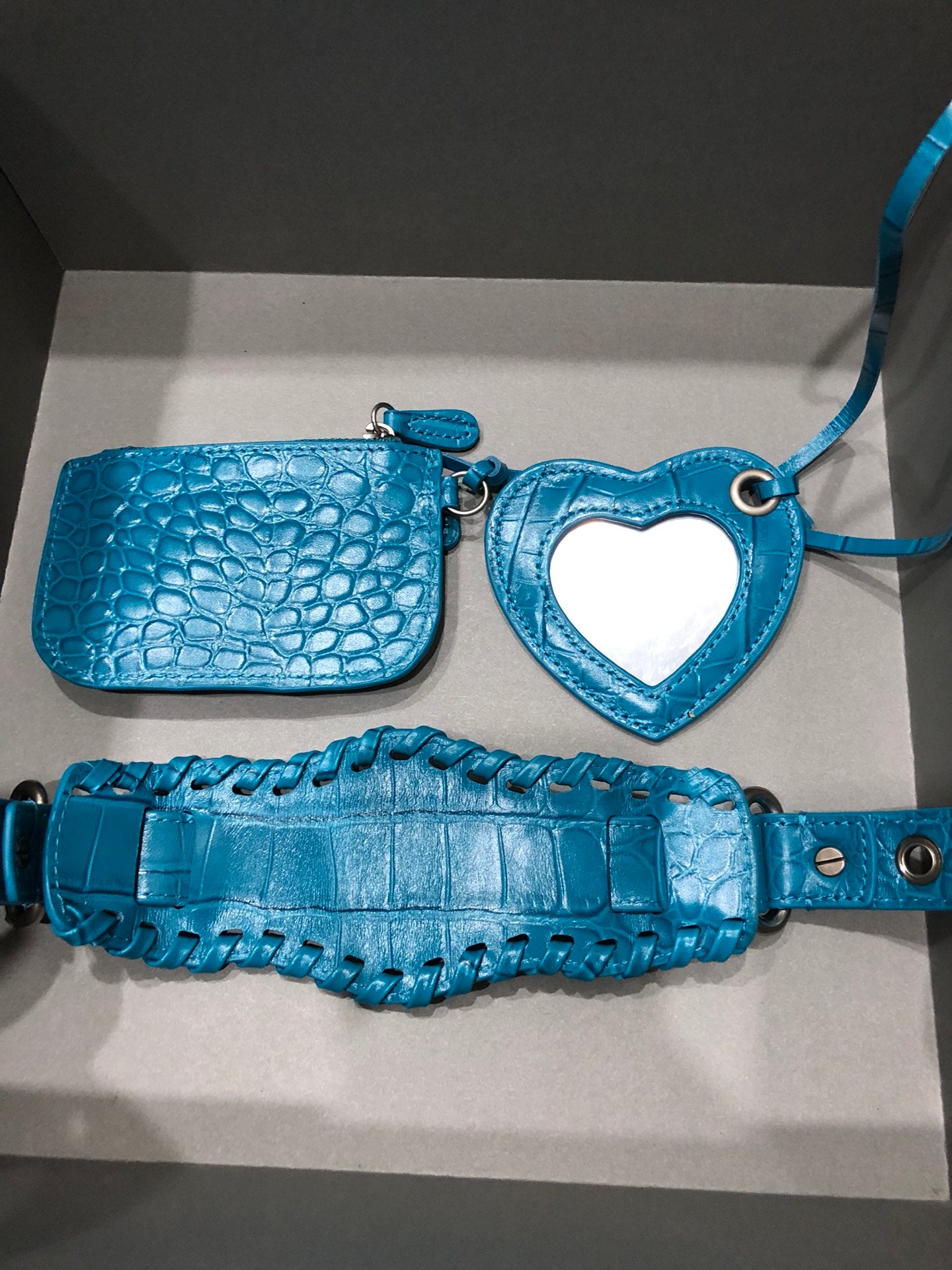 Half-crescent underarm pack