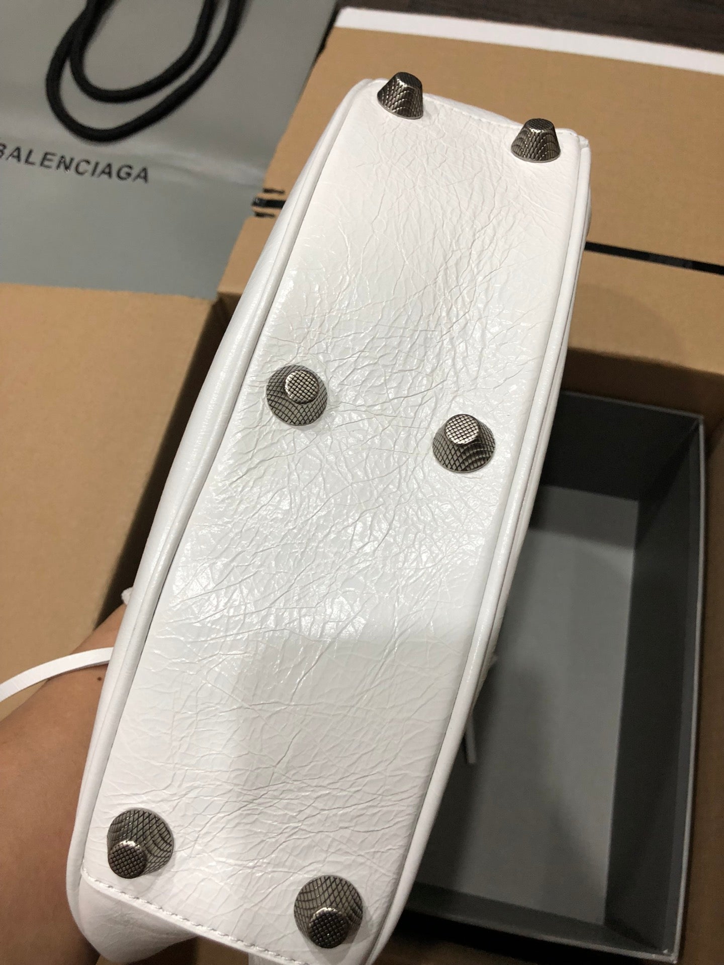 Half-crescent underarm pack