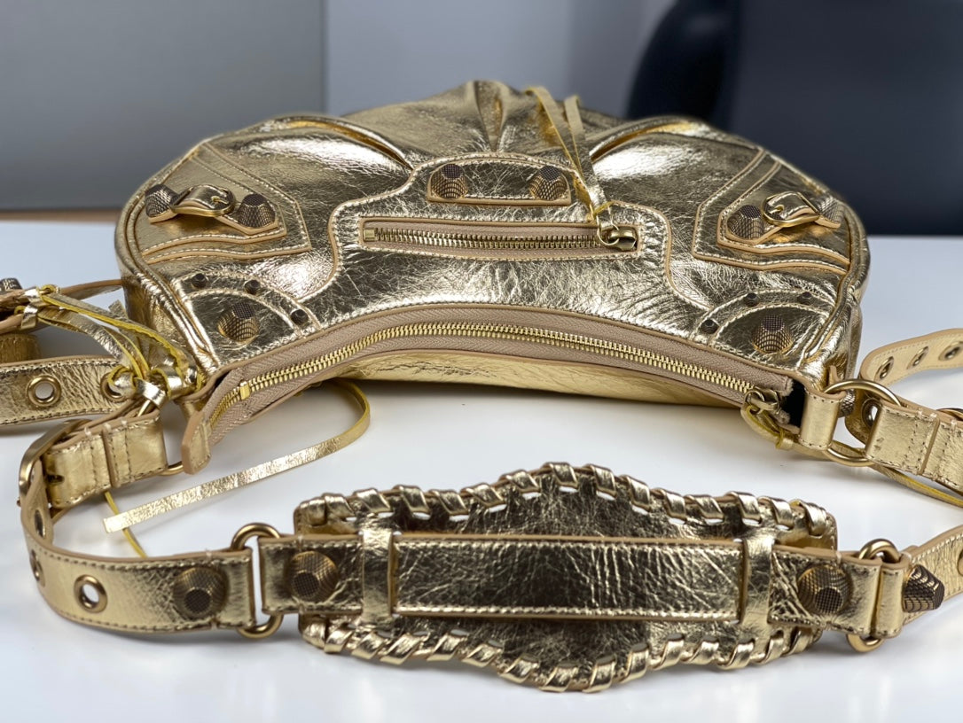 Half-crescent underarm pack