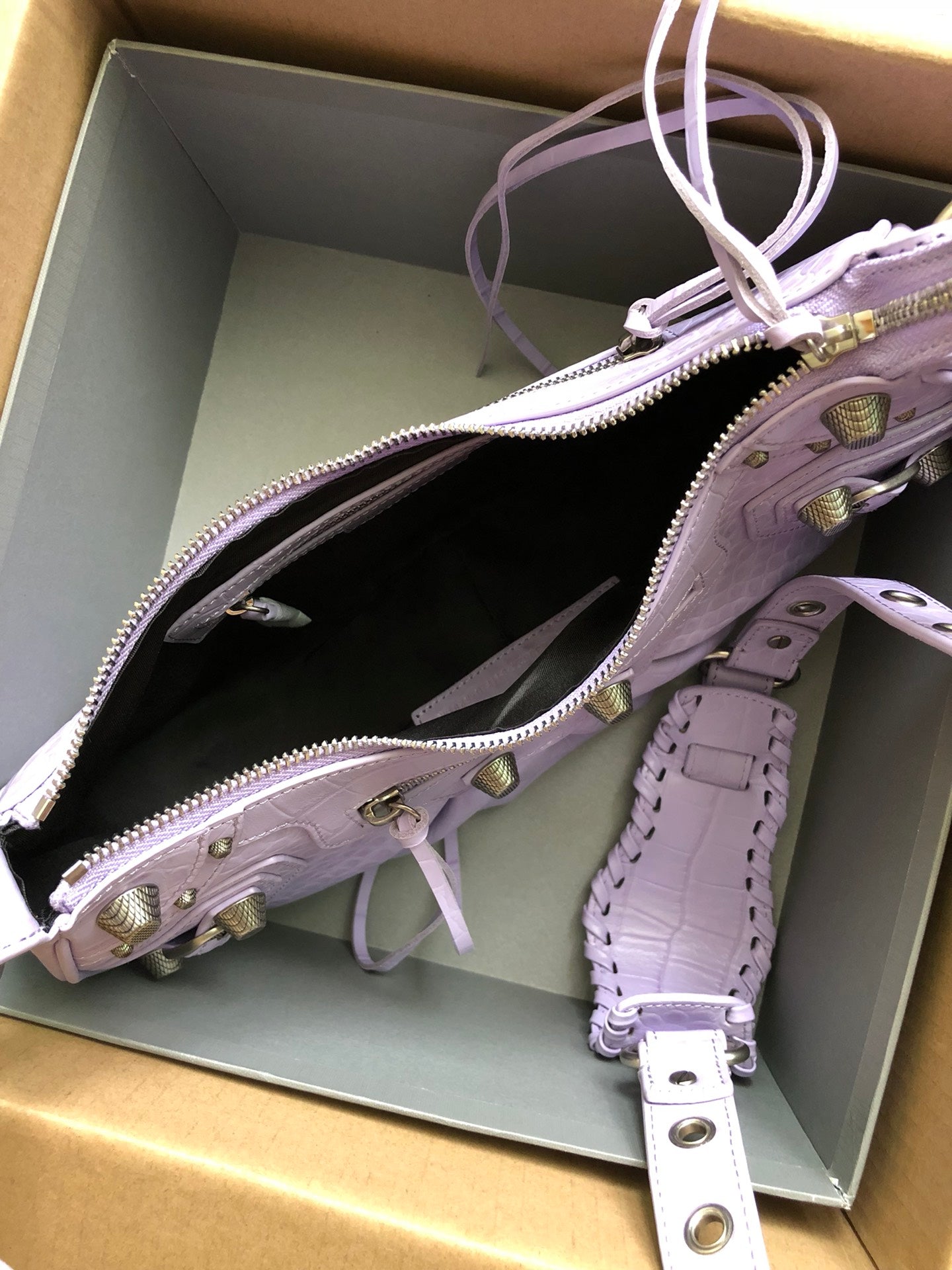 Half-crescent underarm pack