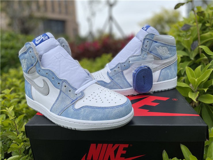 Air Jordan 1 Retro High Hyper Royal Smoke Grey