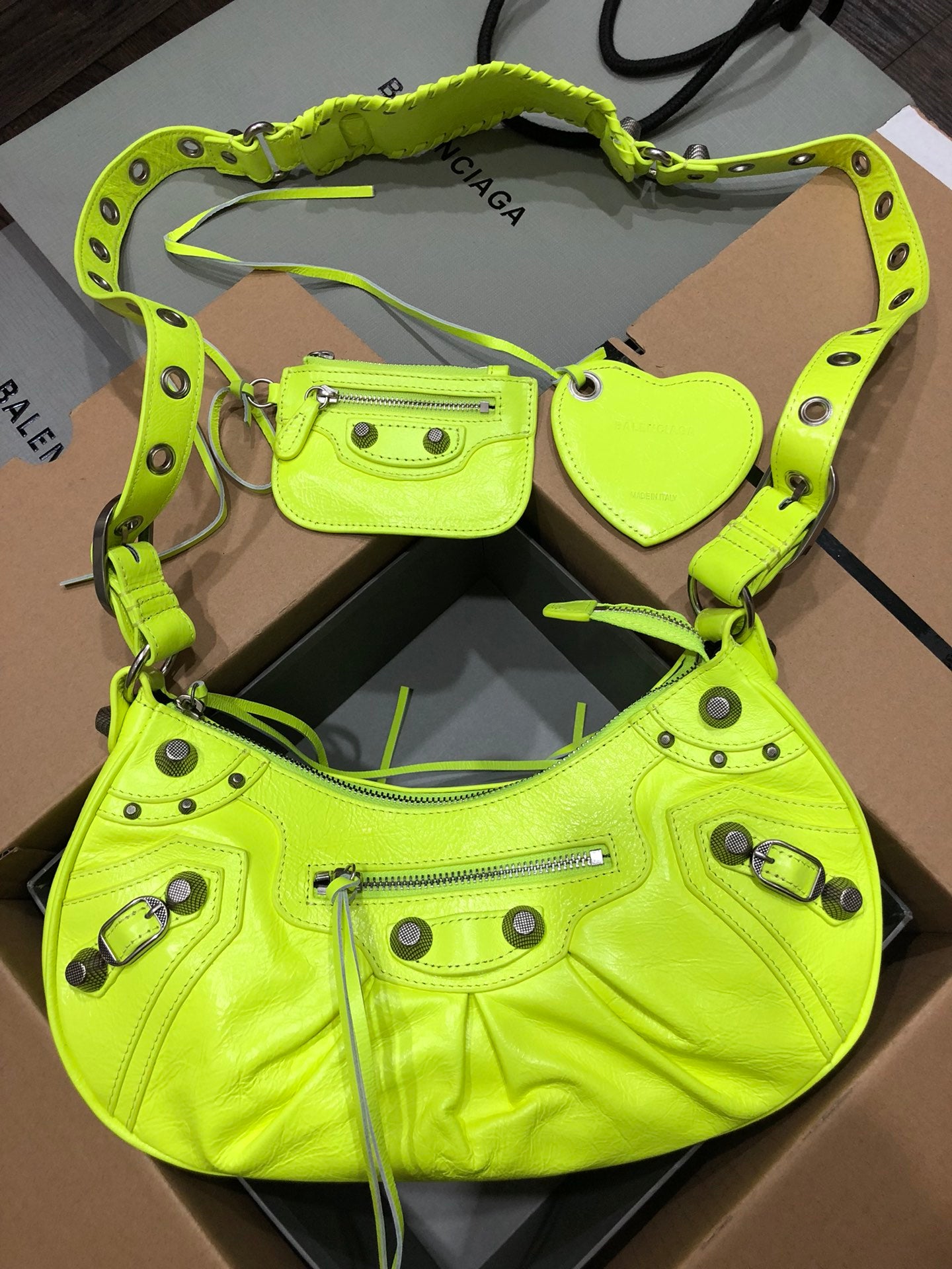 Half-crescent underarm pack