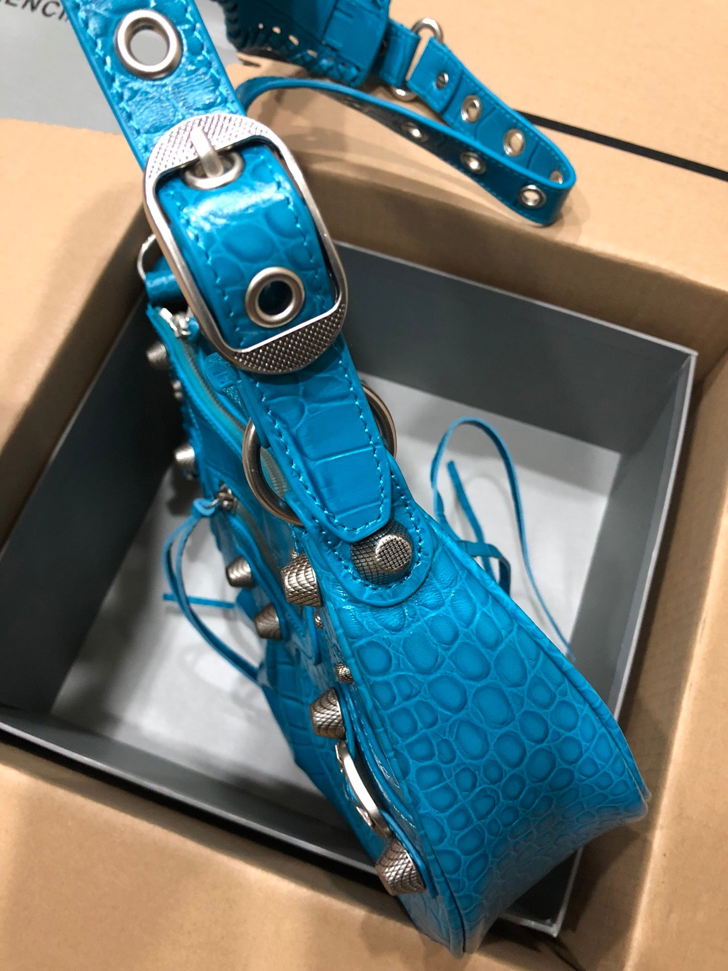 Half-crescent underarm pack