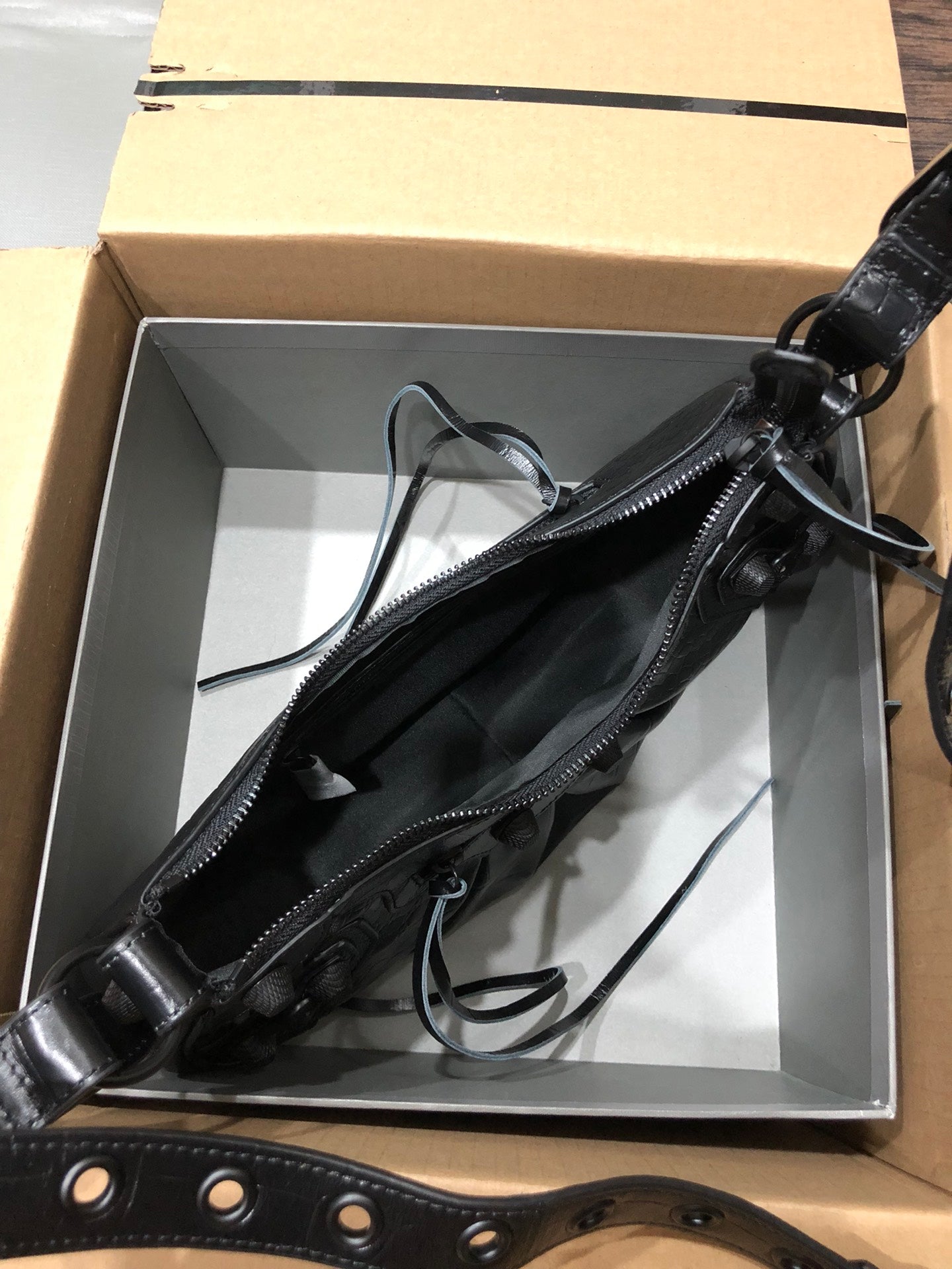 Half-crescent underarm pack