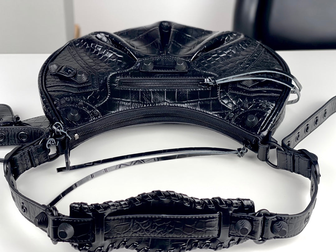 Half-crescent underarm pack