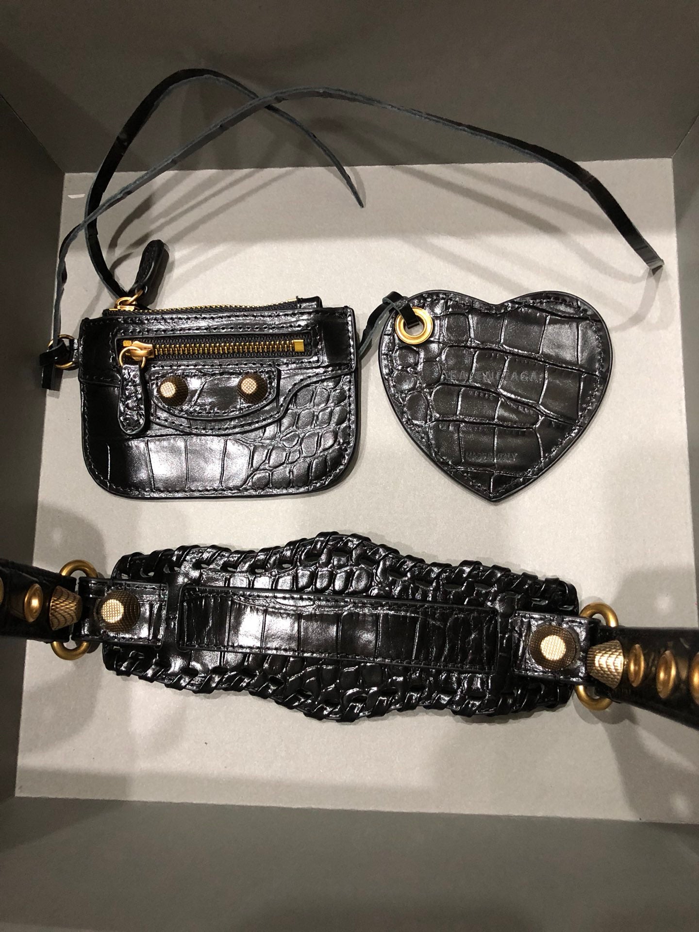 Half-crescent underarm pack