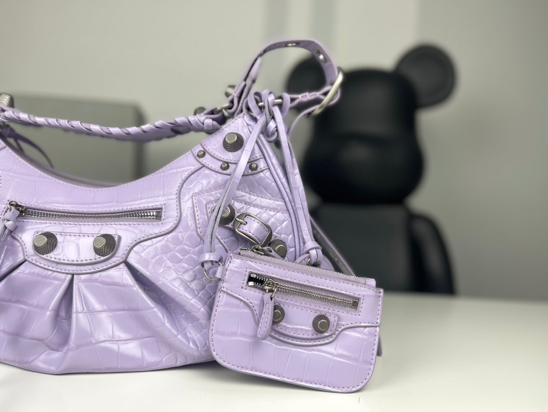 Half-crescent underarm pack