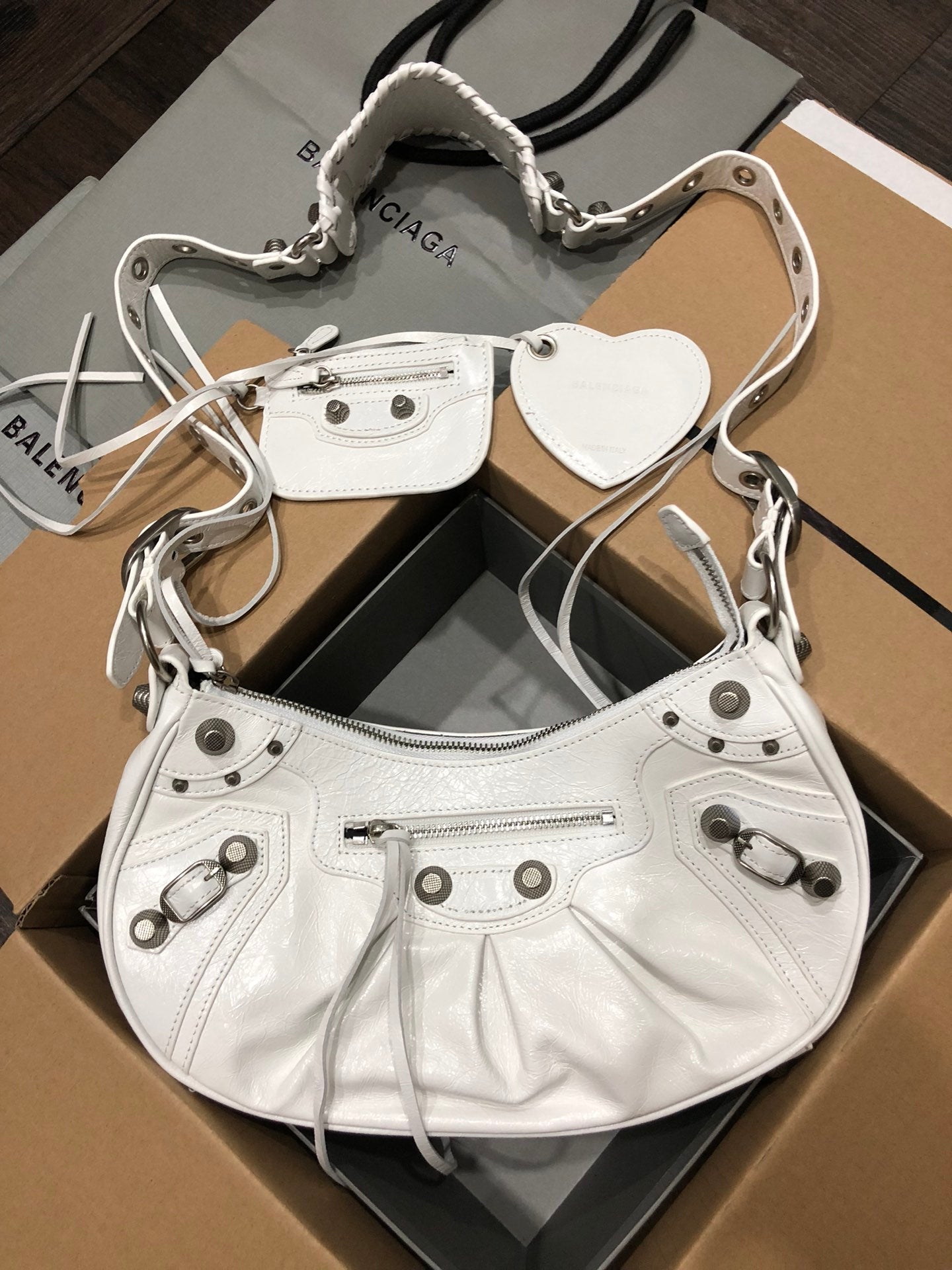 Half-crescent underarm pack