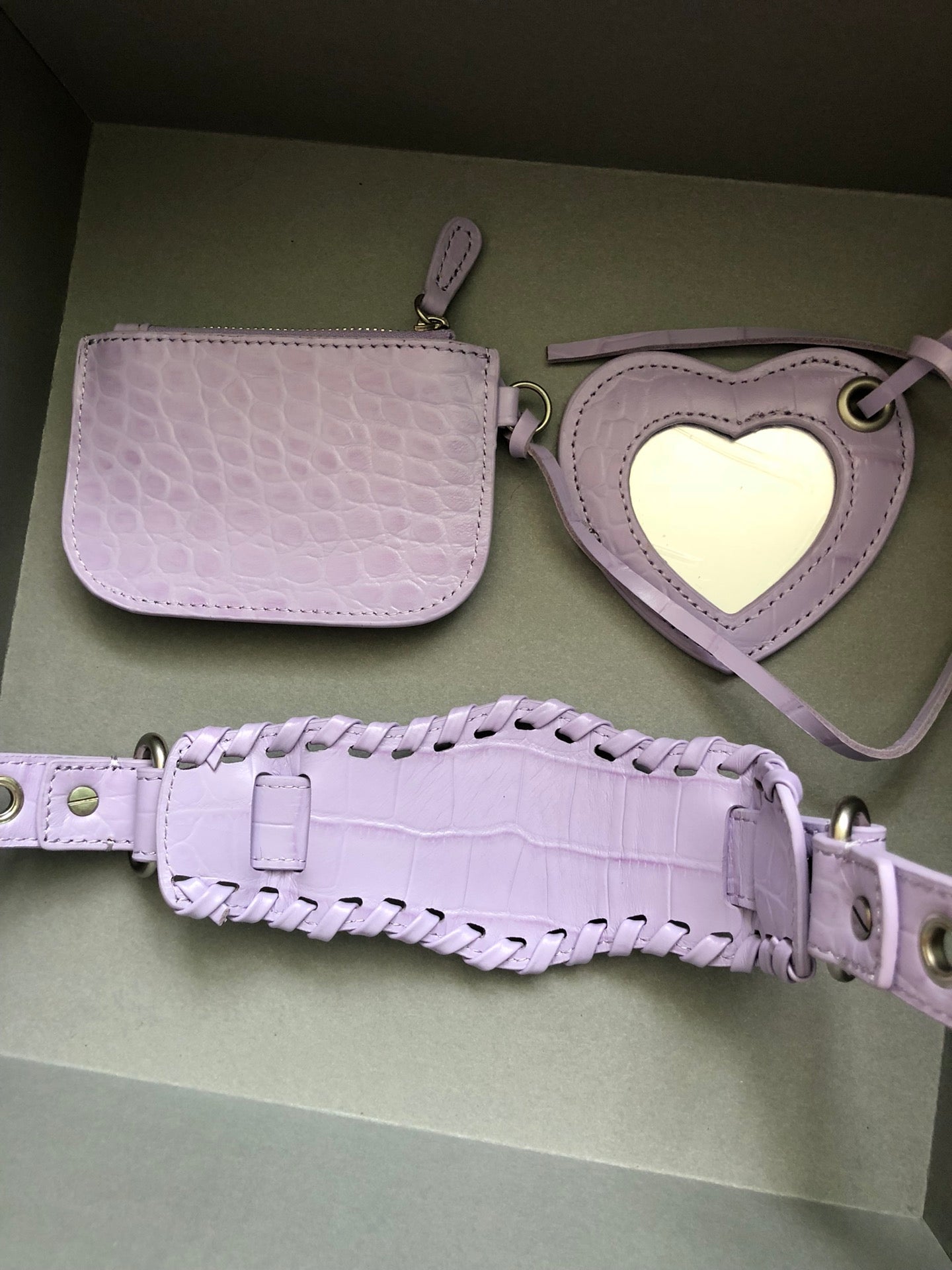 Half-crescent underarm pack