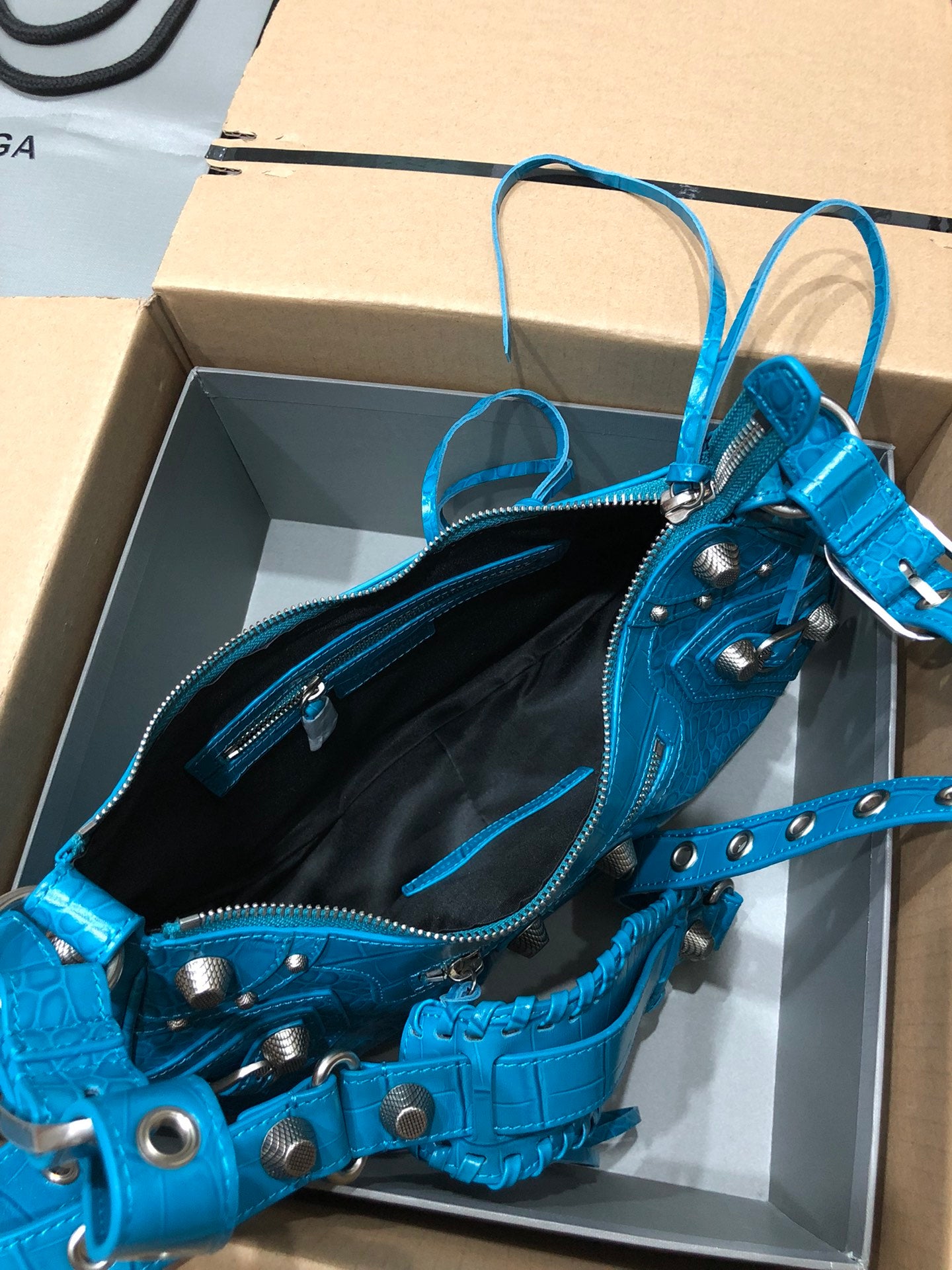 Half-crescent underarm pack