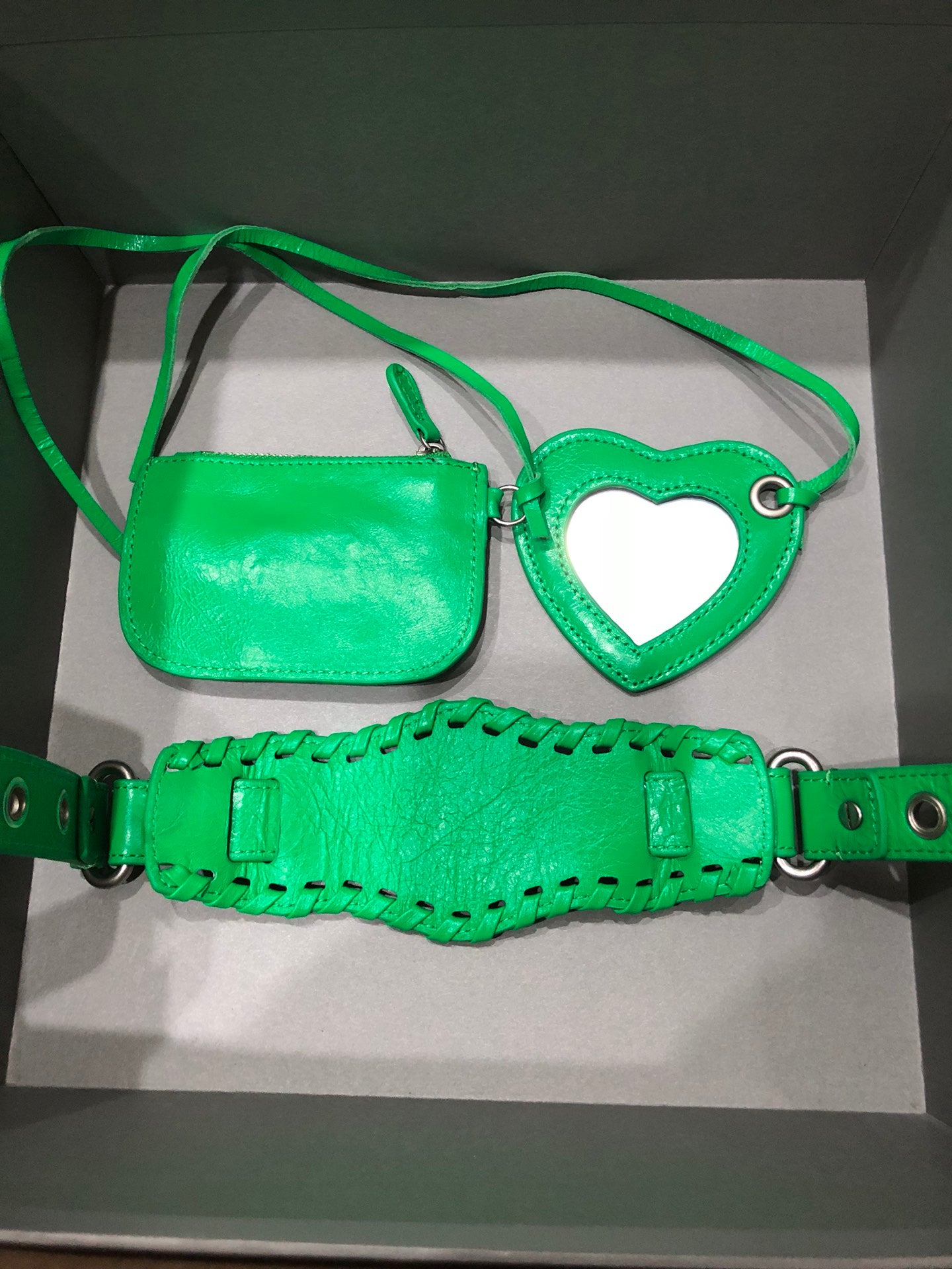 Half-crescent underarm pack