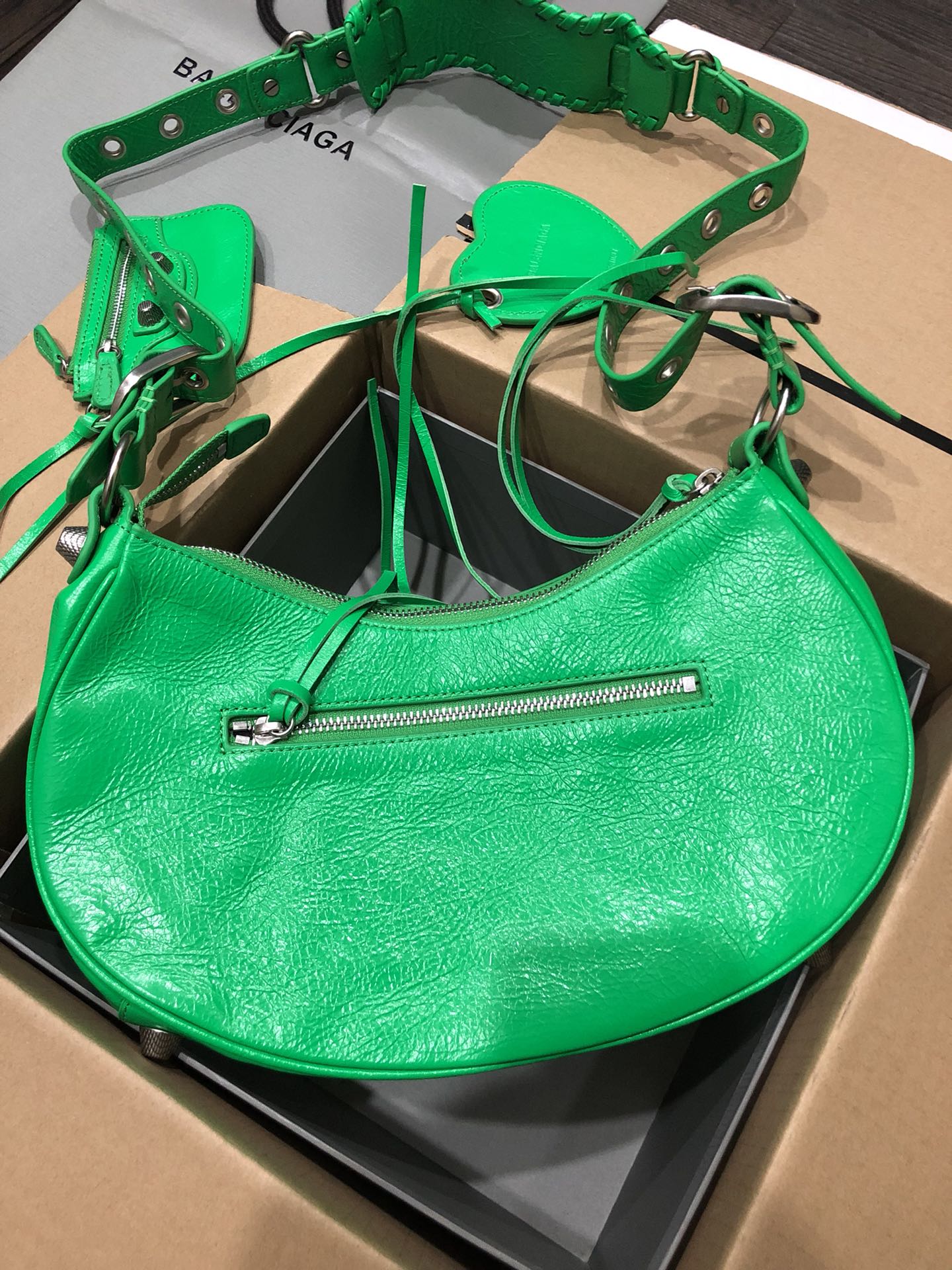 Half-crescent underarm pack