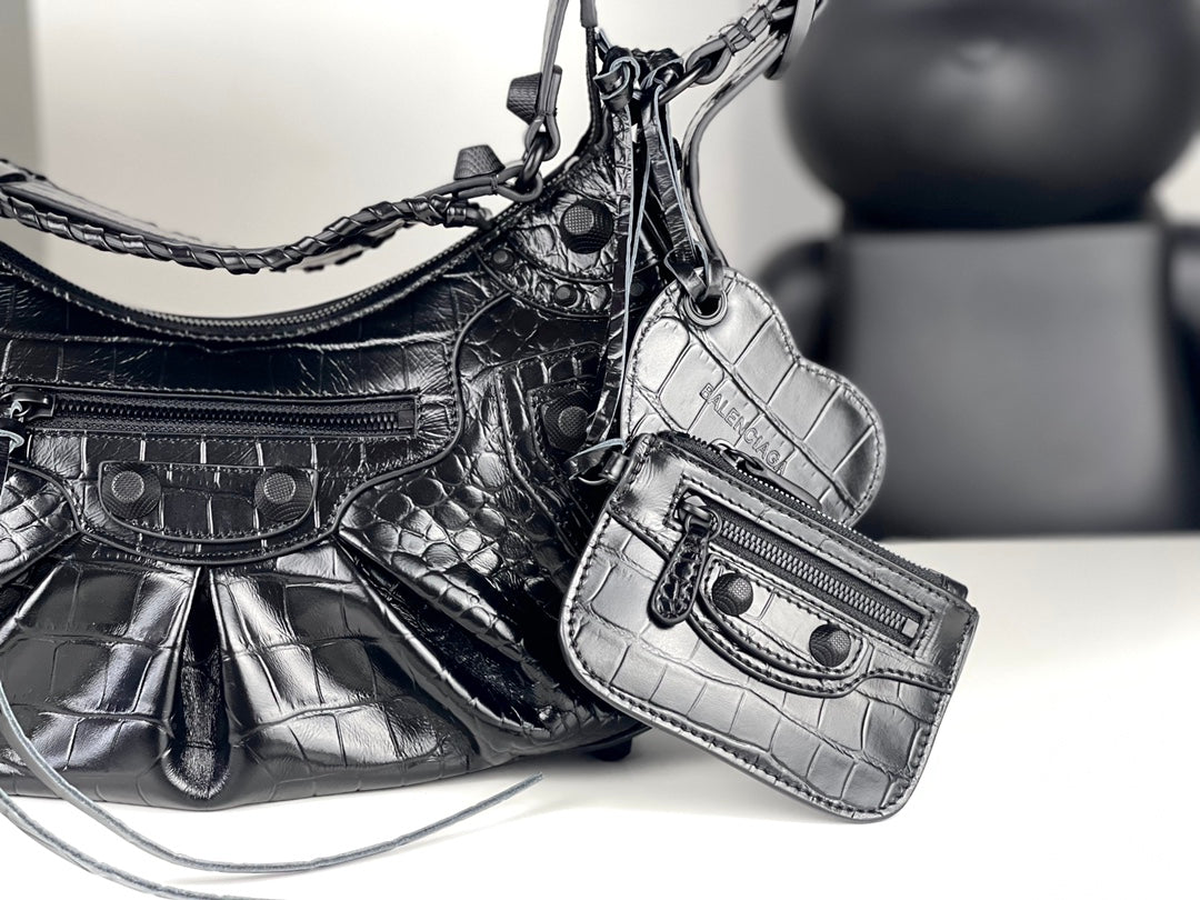 Half-crescent underarm pack