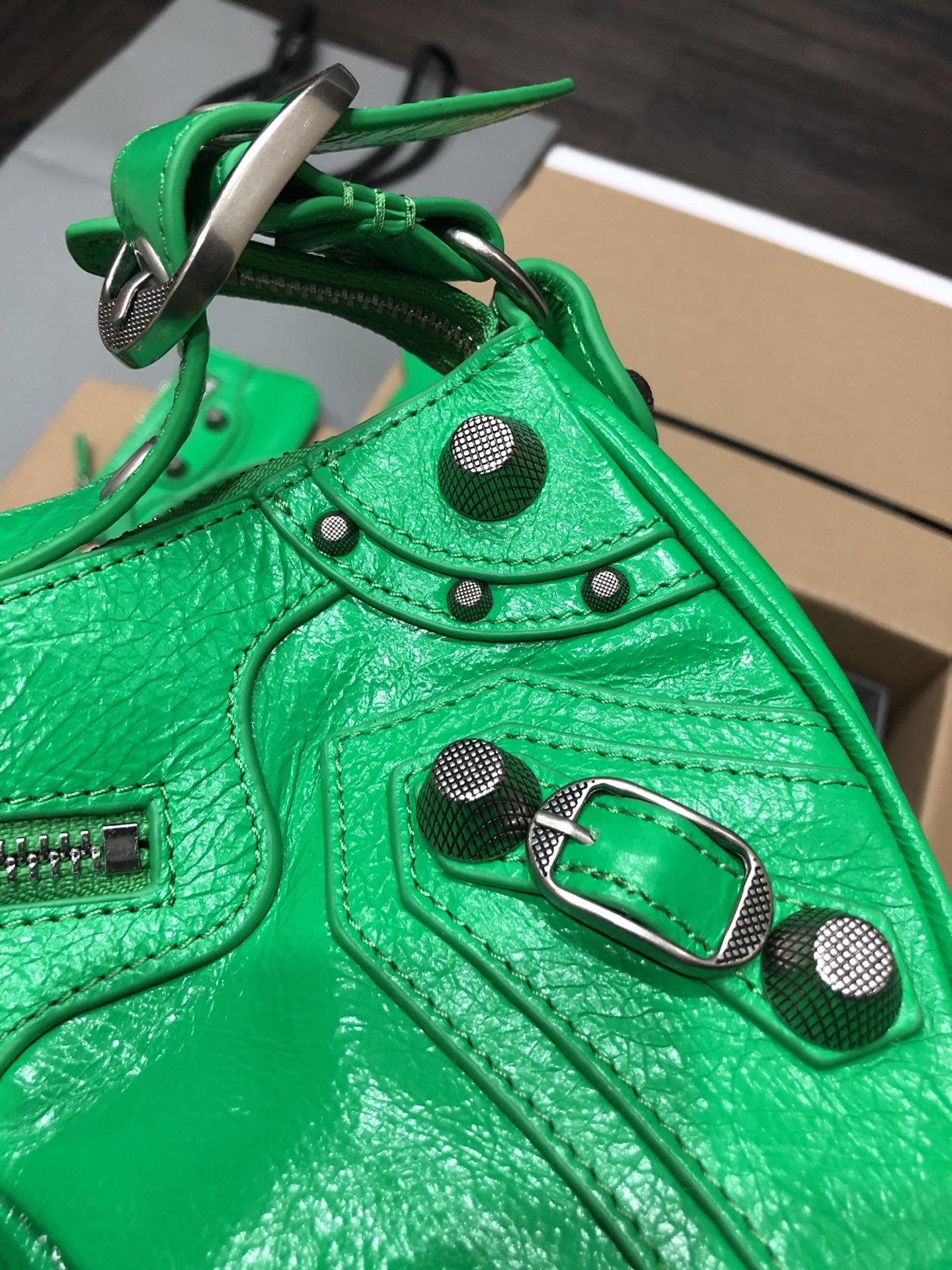 Half-crescent underarm pack