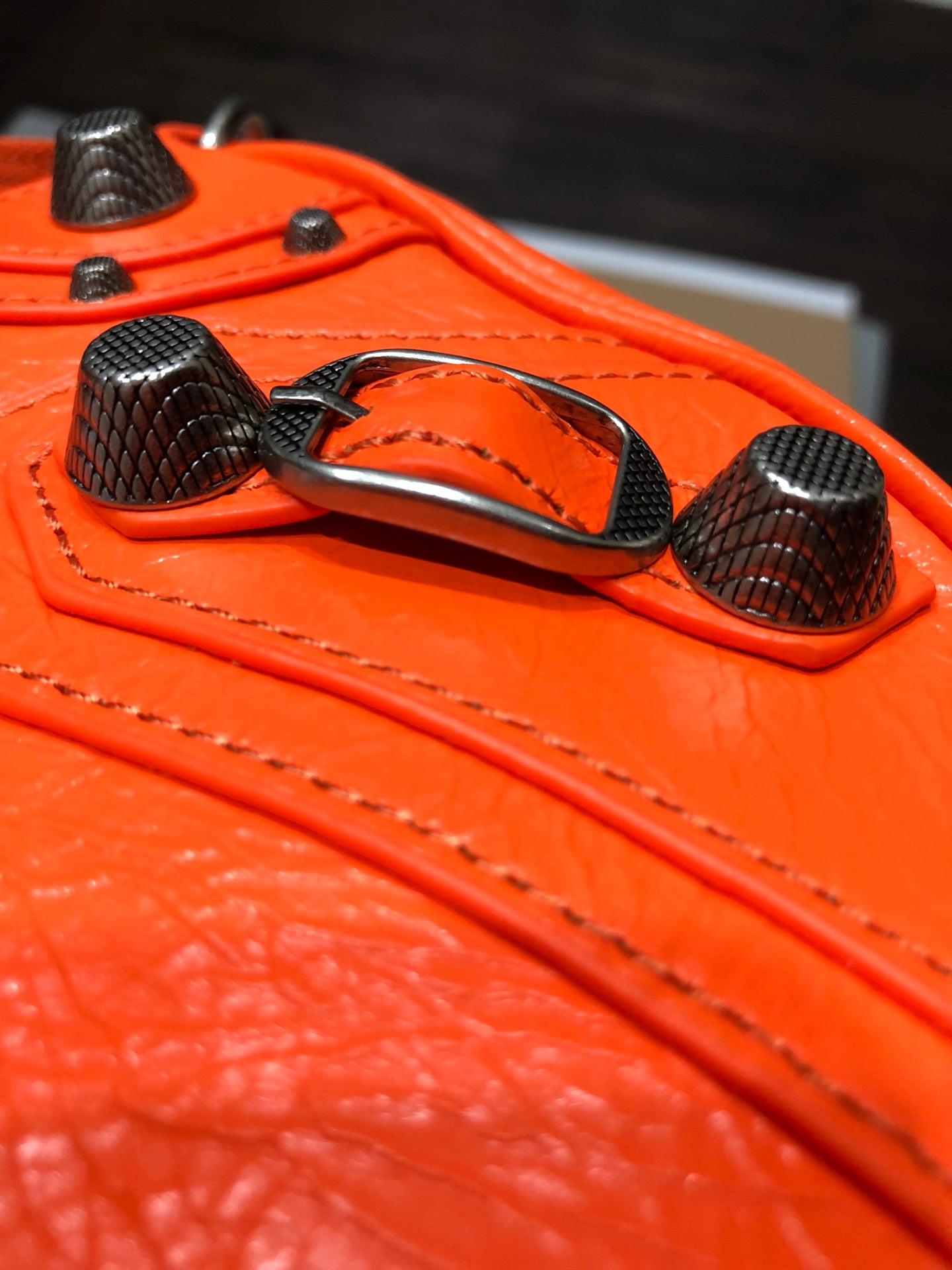 Half-crescent underarm pack