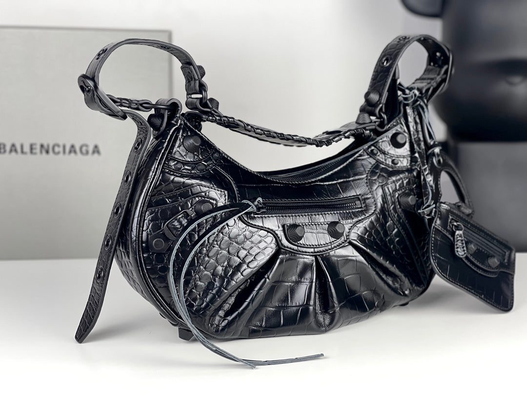 Half-crescent underarm pack