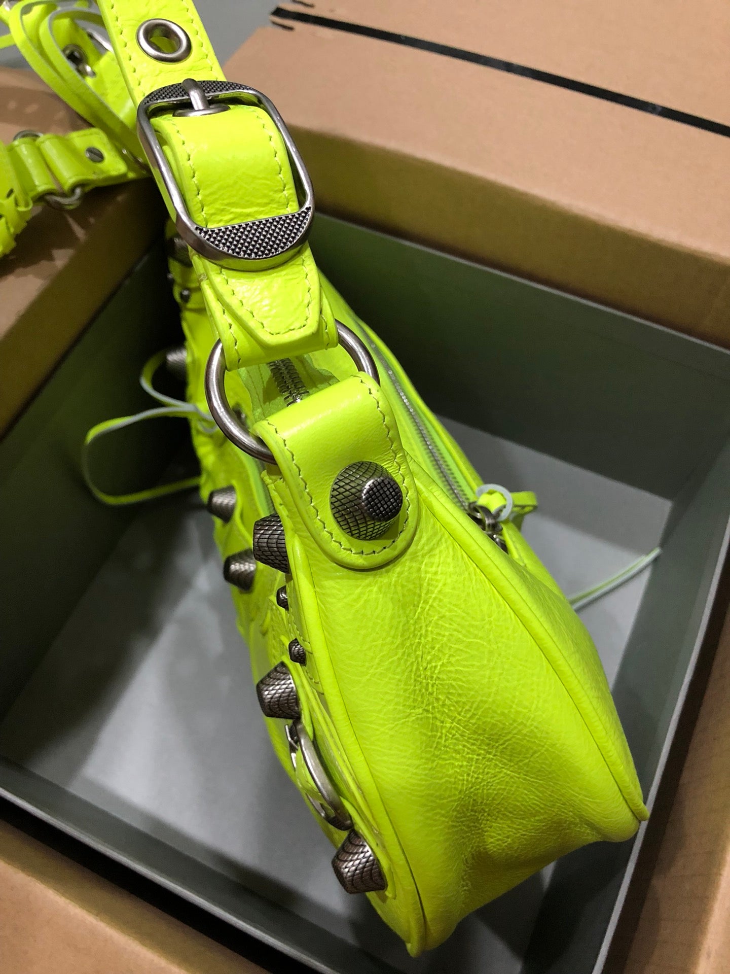 Half-crescent underarm pack