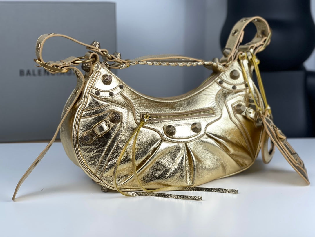 Half-crescent underarm pack